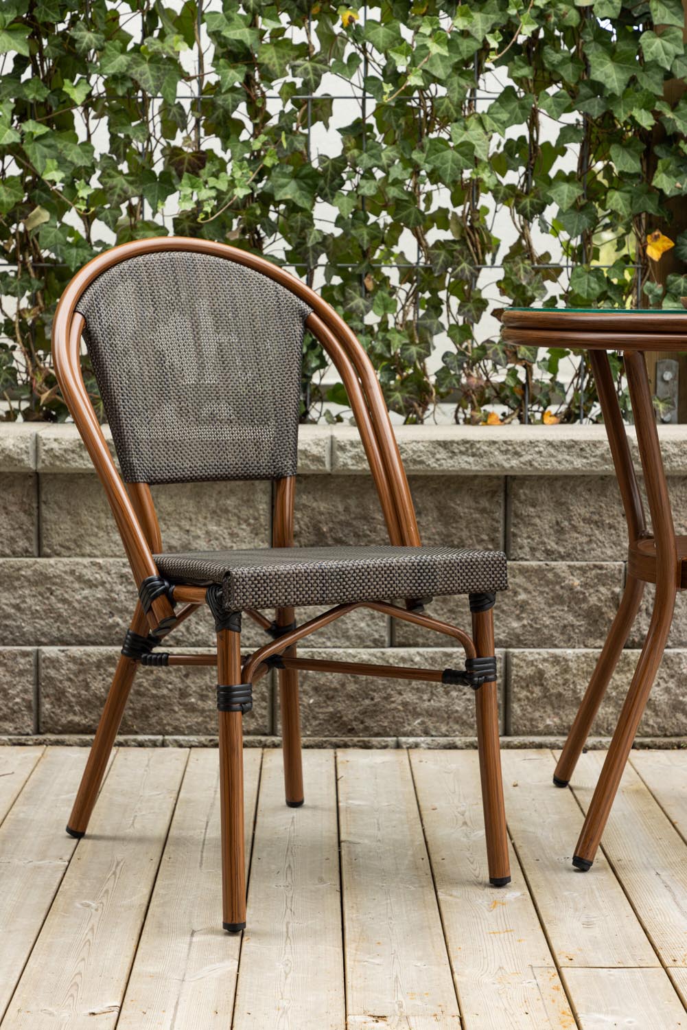 Guarda Cafe Stuhl in Schwarz Braun präsentiert im Onlineshop von KAQTU Design AG. Gartenstuhl mit Armlehnen ist von Venture Home