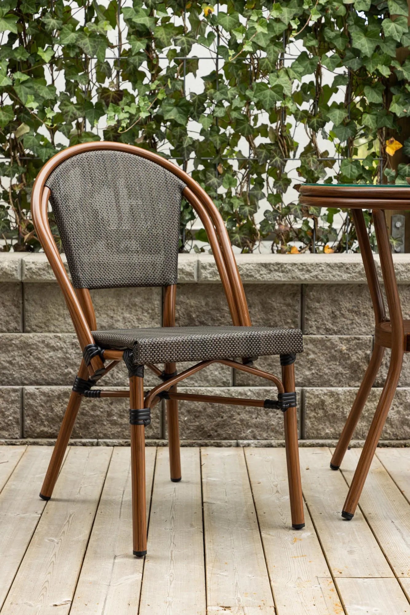 Moderner Guarda Stuhl von Venture Home für stilvolle Outdoor-Bereiche.
