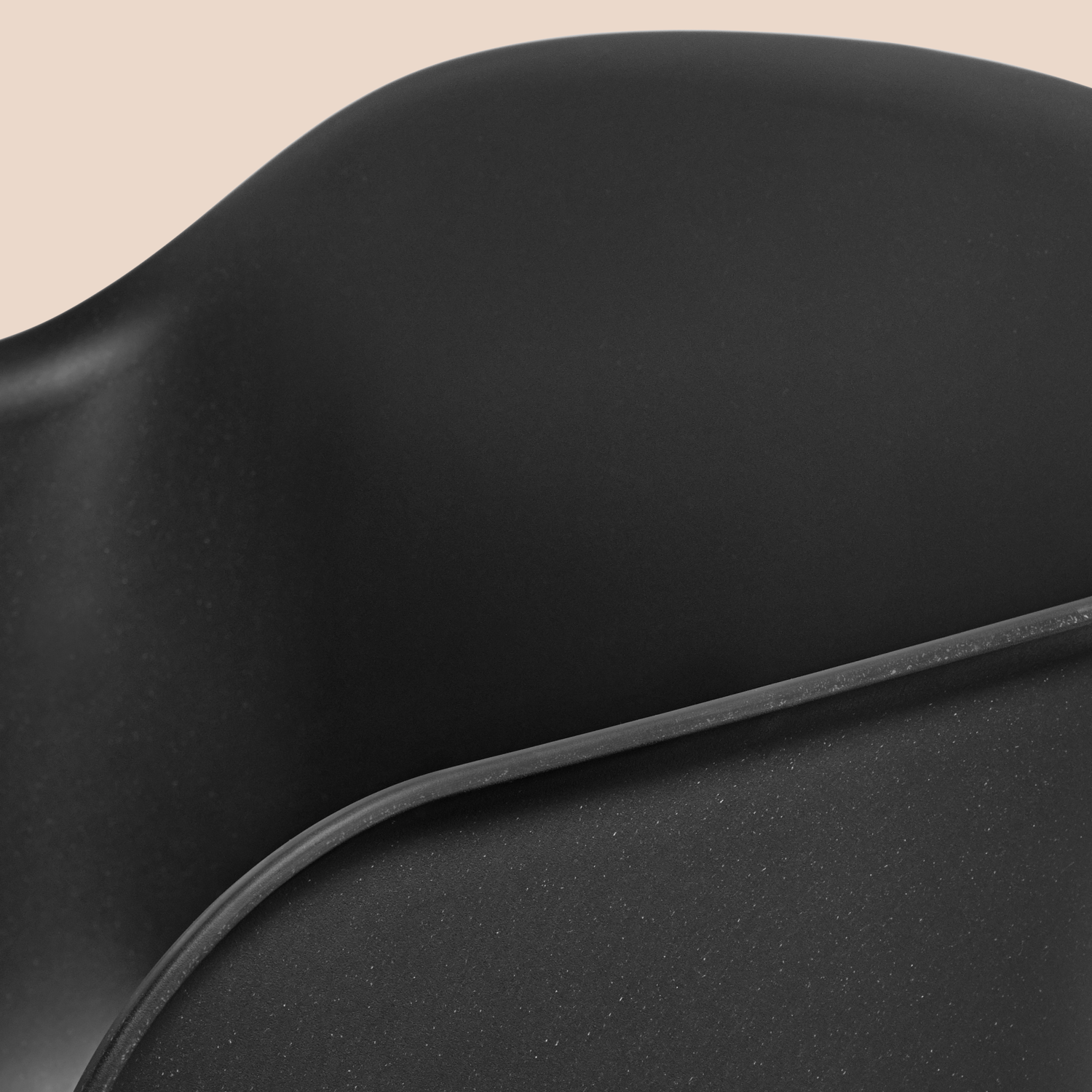 Fiber Armlehnstuhl drehbar mit Rollen in Schwarz / Schwarz präsentiert im Onlineshop von KAQTU Design AG. Dreh-Schalenstuhl mit Armlehnen und Rollen ist von Muuto
