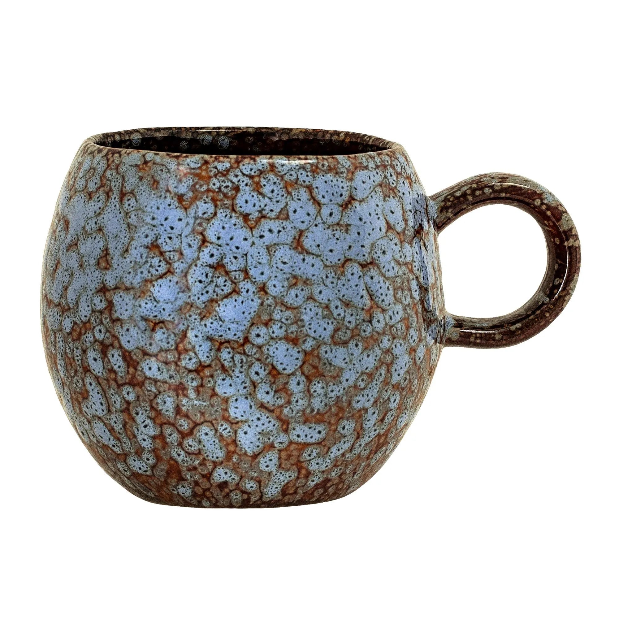 Elegante blaue Paula Tasse aus Steingut von Bloomingville: stilvoll, robust, spülmaschinenfest, ideal für Kaffee und Tee.
