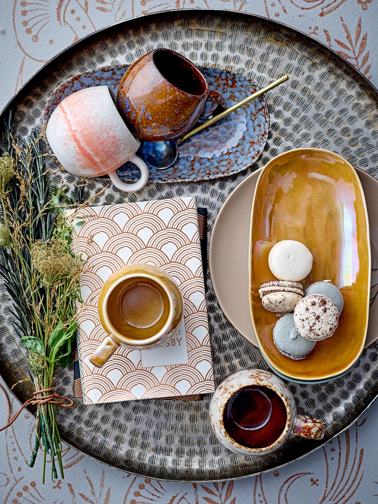 Elegante blaue Steingut-Tasse Paula von Bloomingville entdecken.