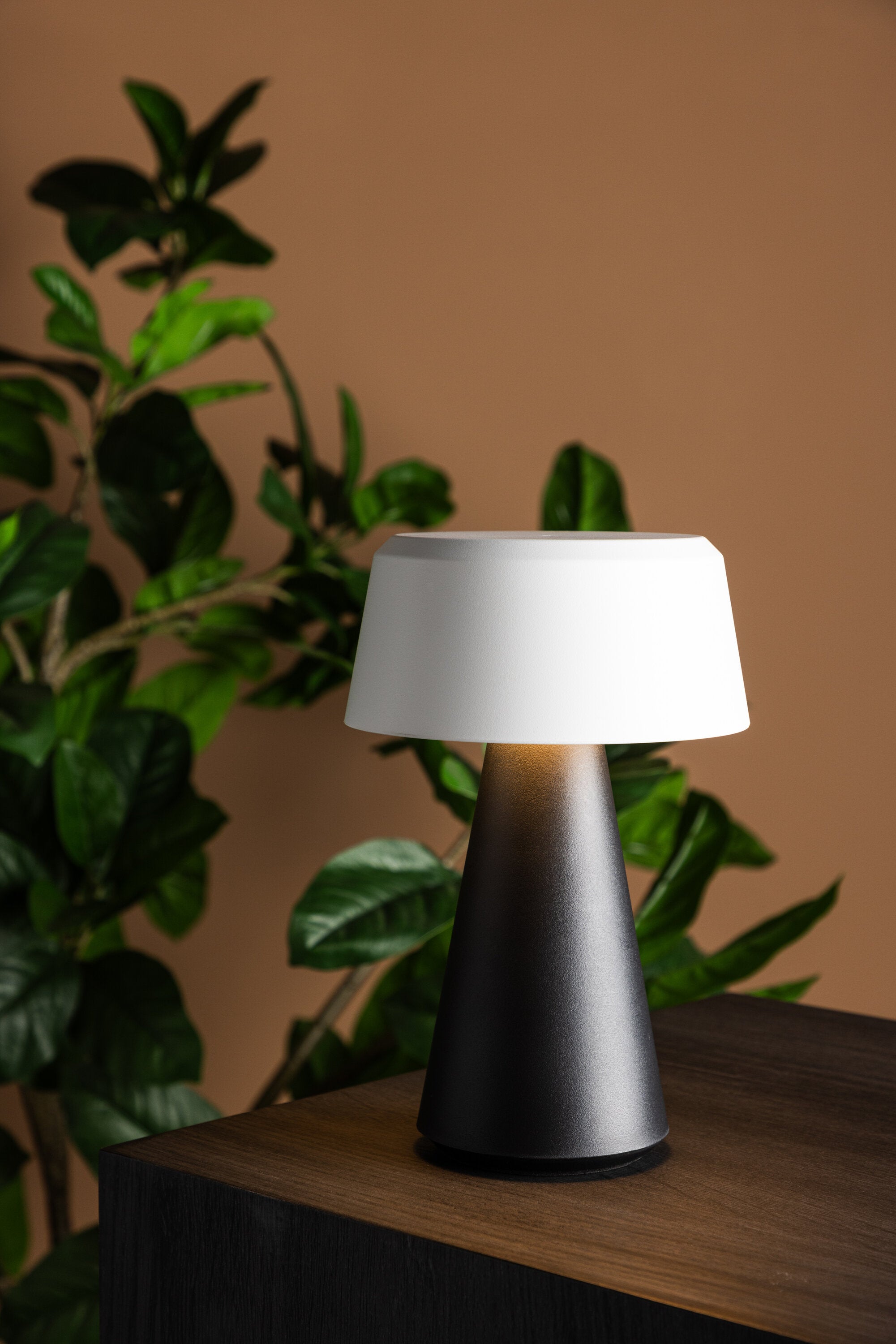 Statford Tischleuchte in Schwarz-Weiss präsentiert im Onlineshop von KAQTU Design AG. Tischleuchte ist von Venture Home