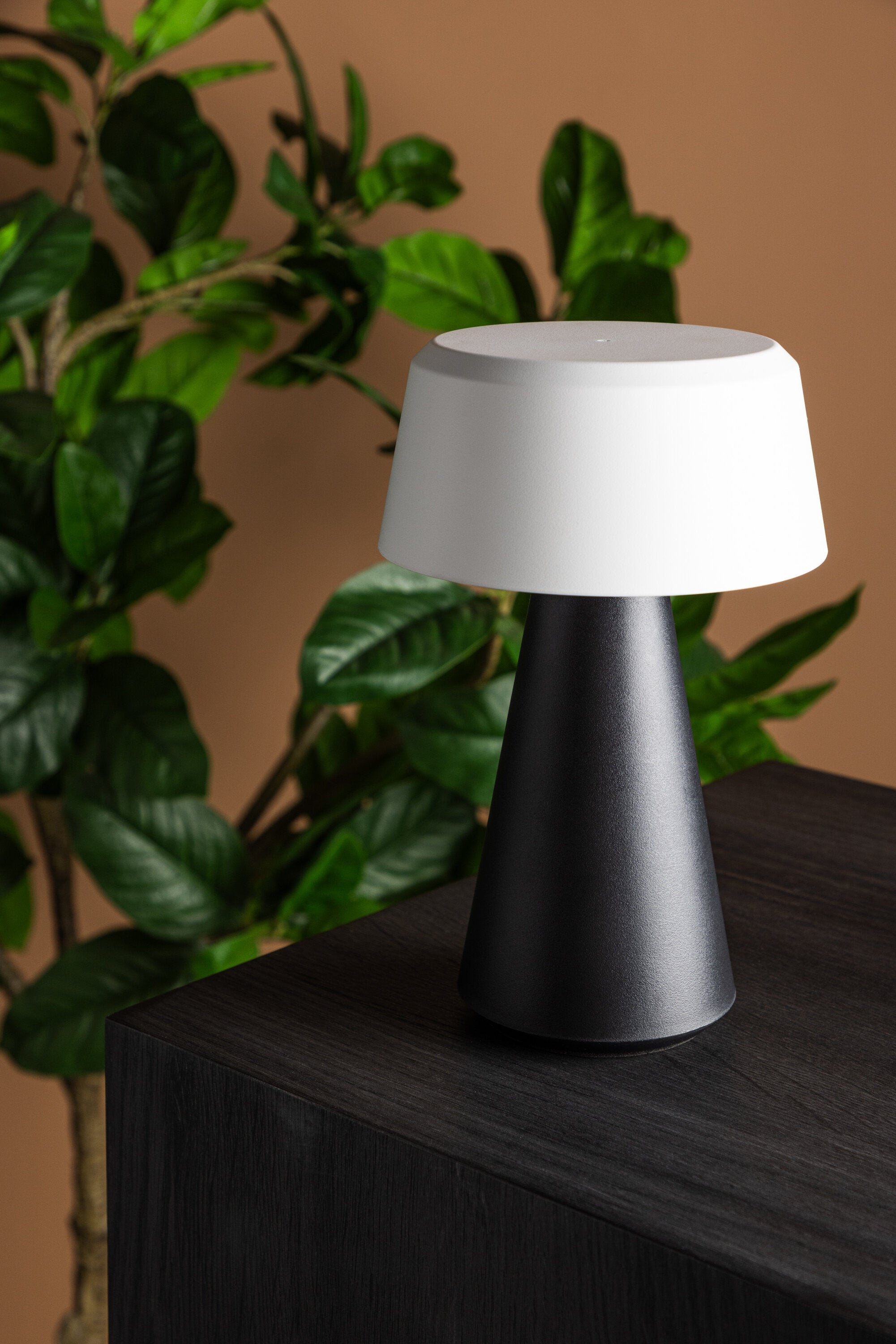 Statford Tischleuchte in Schwarz-Weiss präsentiert im Onlineshop von KAQTU Design AG. Tischleuchte ist von Venture Home