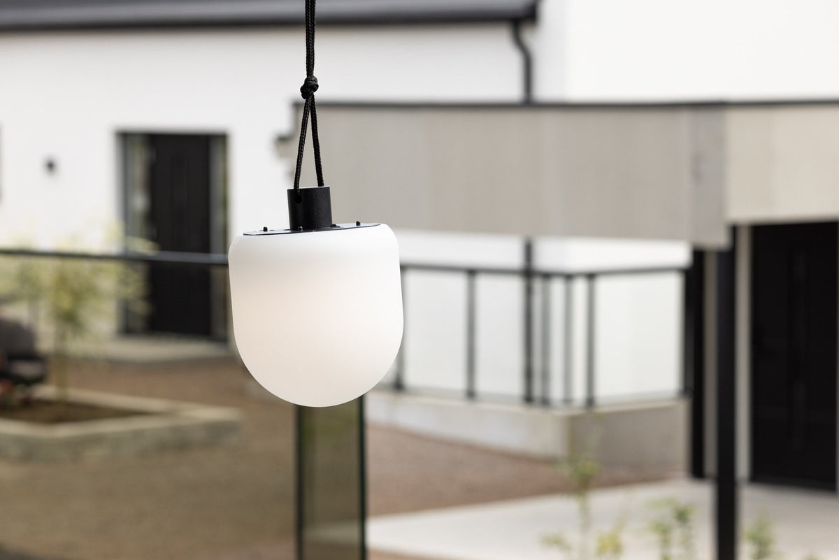 Colie Pendelleuchte in Schwarz-Weiss präsentiert im Onlineshop von KAQTU Design AG. Pendelleuchte ist von Venture Home