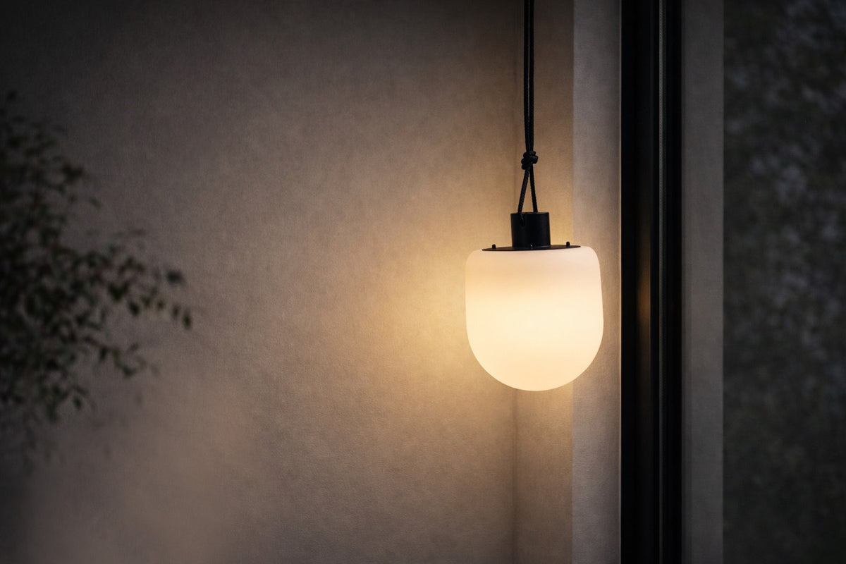 Colie Pendelleuchte in Schwarz-Weiss präsentiert im Onlineshop von KAQTU Design AG. Pendelleuchte ist von Venture Home