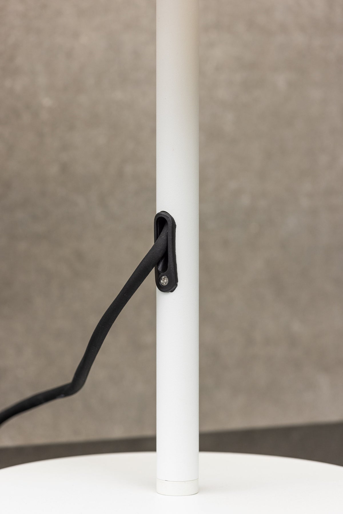 Moris Tischleuchte in Weiss präsentiert im Onlineshop von KAQTU Design AG. Tischleuchte ist von Venture Home