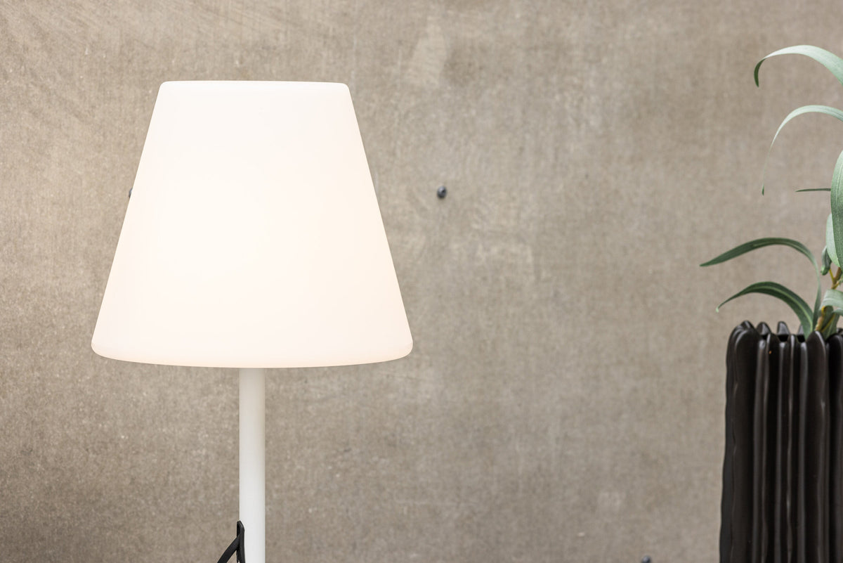 Moris Tischleuchte in Weiss präsentiert im Onlineshop von KAQTU Design AG. Tischleuchte ist von Venture Home