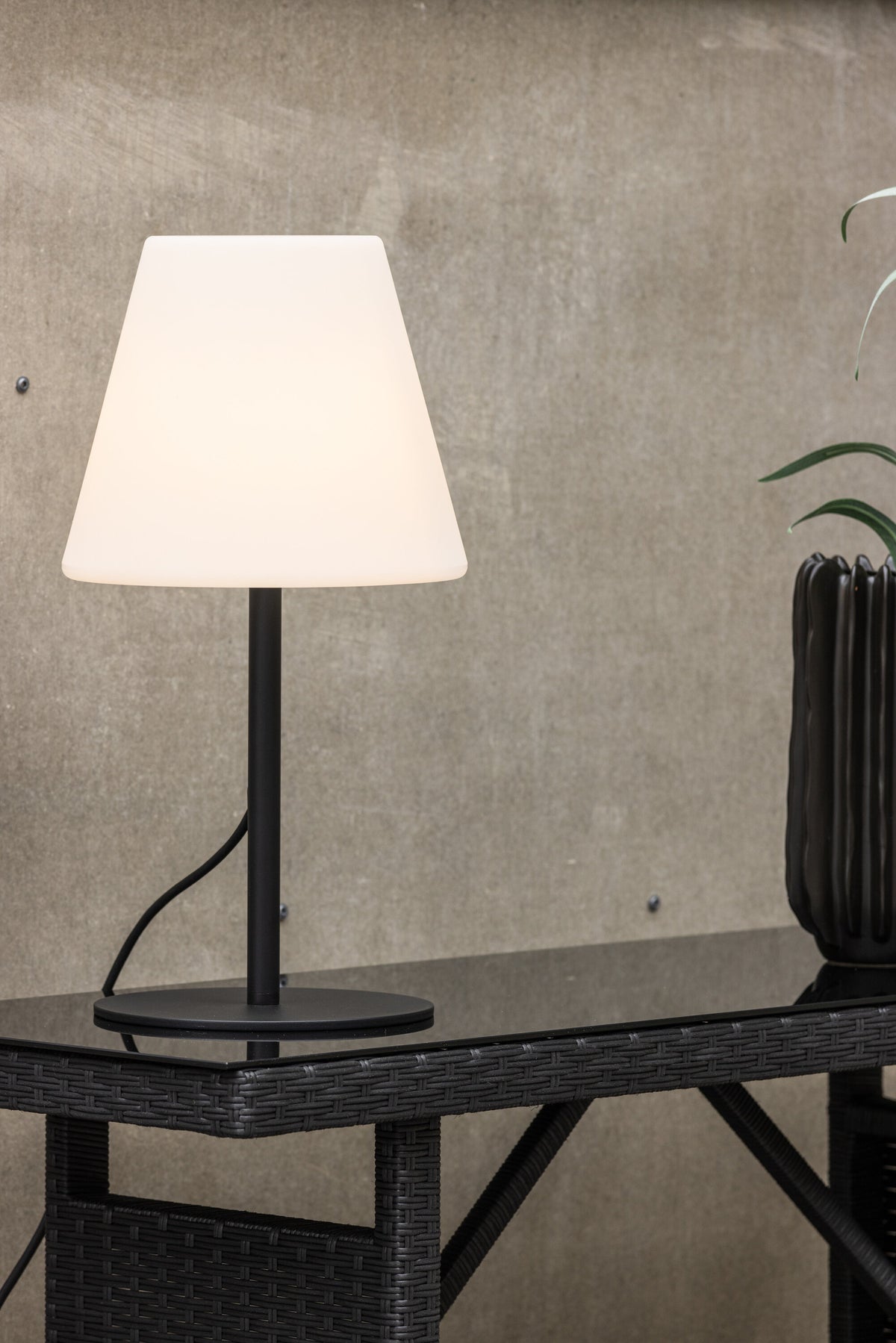 Moris Tischleuchte in Schwarz-Weiss präsentiert im Onlineshop von KAQTU Design AG. Tischleuchte ist von Venture Home