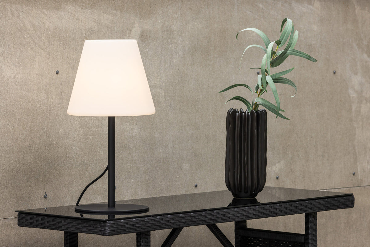 Moris Tischleuchte in Schwarz-Weiss präsentiert im Onlineshop von KAQTU Design AG. Tischleuchte ist von Venture Home