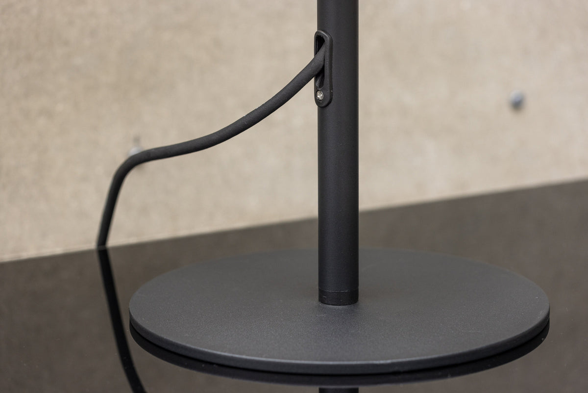 Moris Tischleuchte in Schwarz-Weiss präsentiert im Onlineshop von KAQTU Design AG. Tischleuchte ist von Venture Home