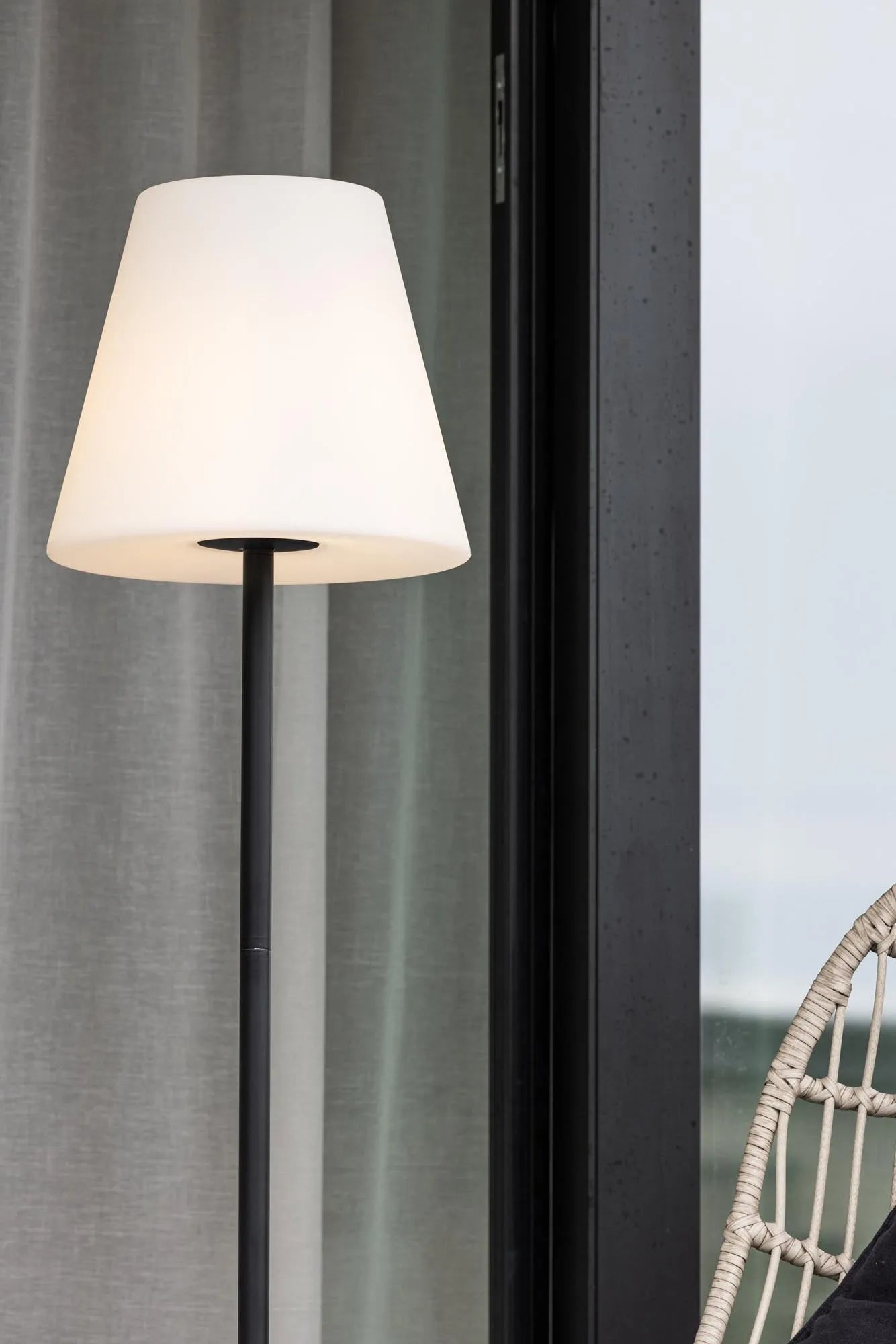 Moris Stehleuchte: Modernes Design für stimmungsvolle Außenbeleuchtung.