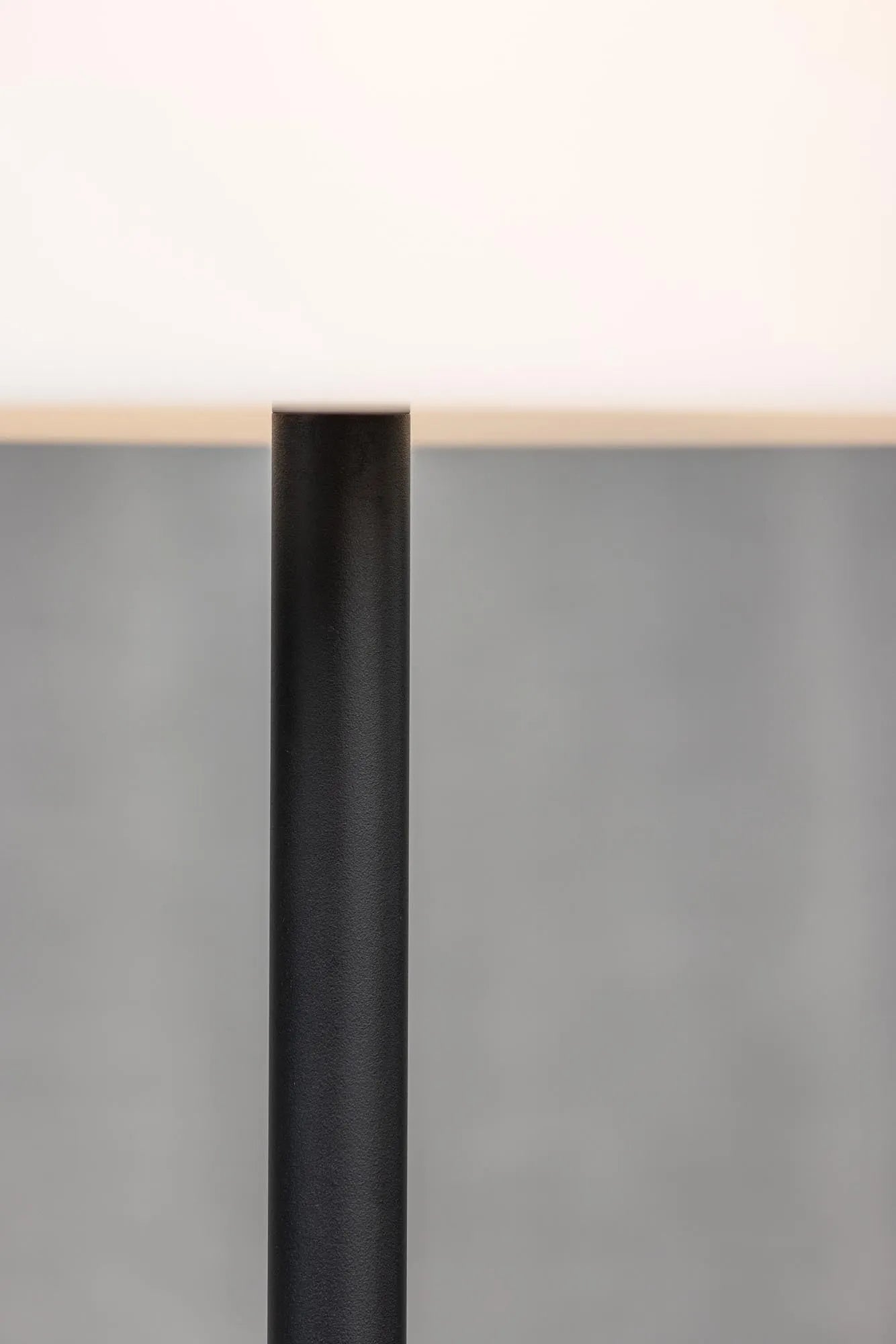 Moris Stehleuchte: Stilvolle Außenbeleuchtung für moderne Gärten.