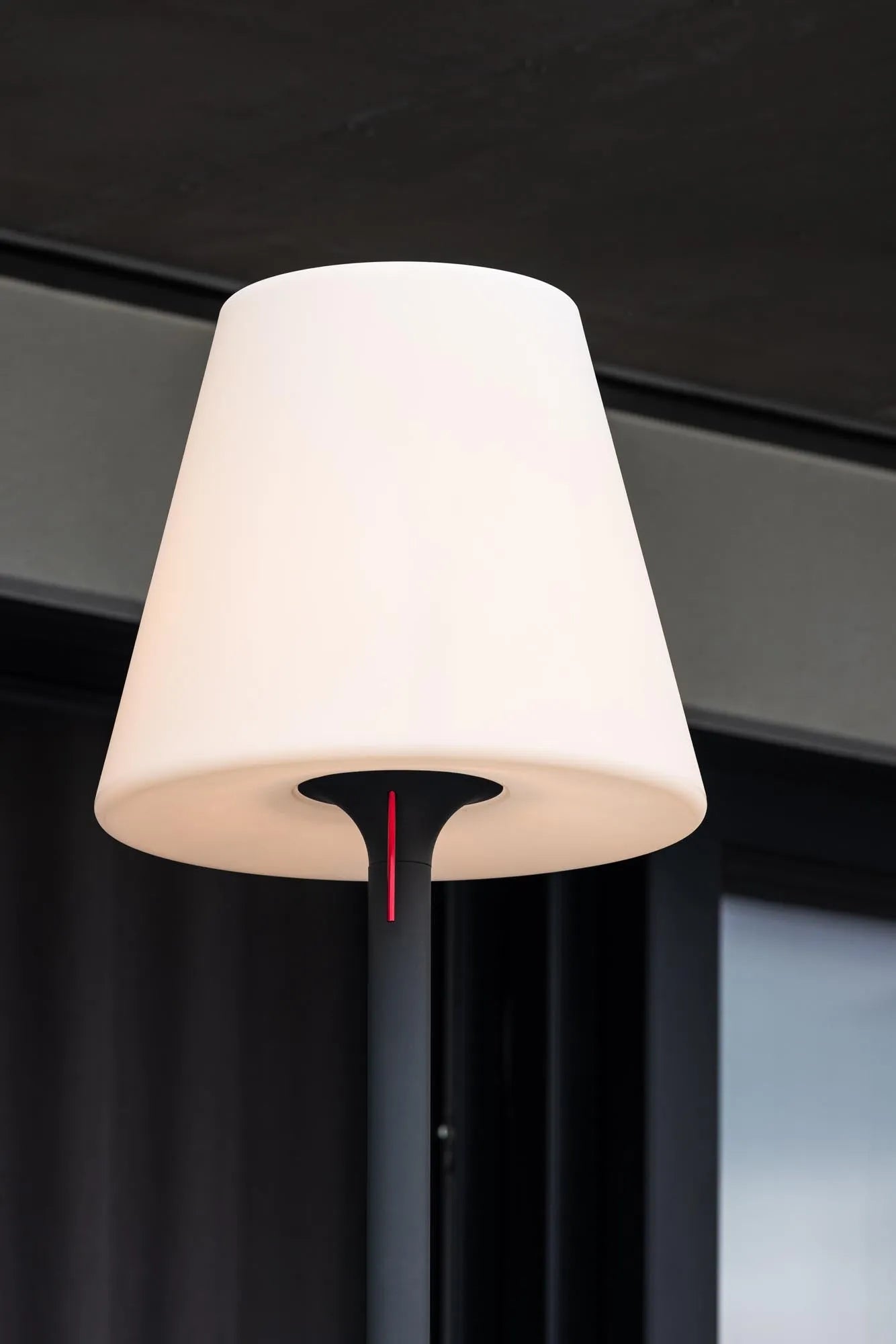 Elegante Moris Stehleuchte: Perfekte Akzentbeleuchtung für draußen.