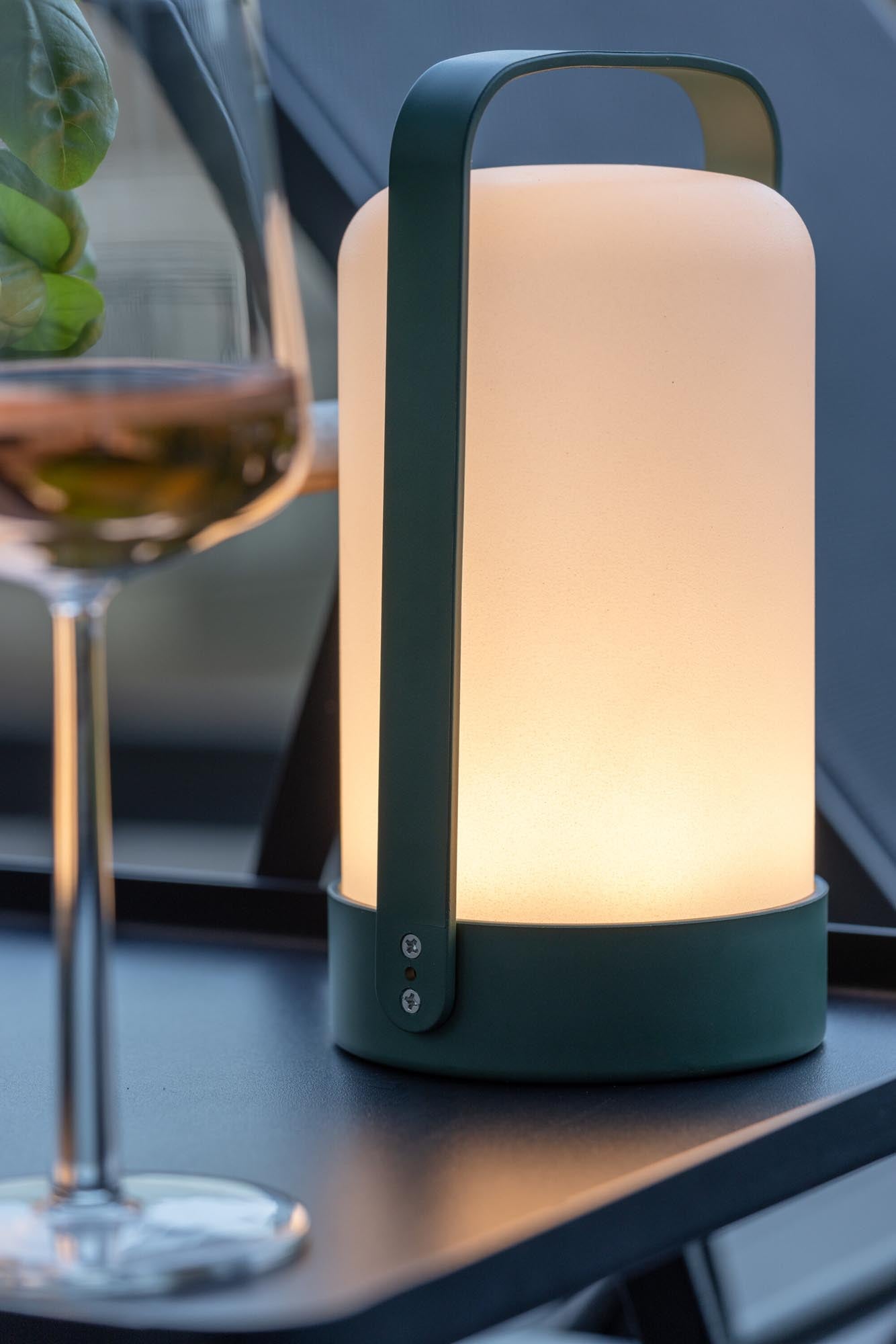 Elegante Fern Tischleuchte: Minimalistisches Design für Ihr Zuhause.