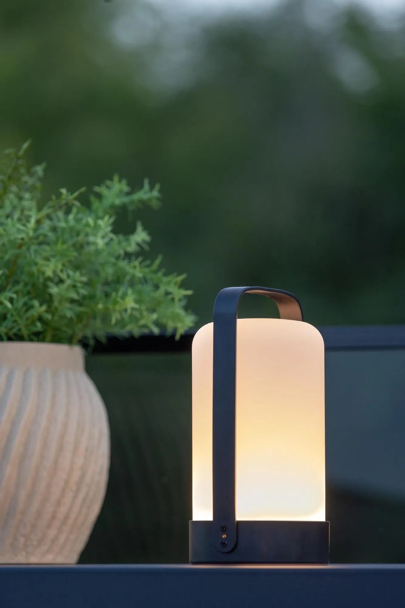 Moderne Fern Tischleuchte: Vielseitiges Design für Innen und Außen.