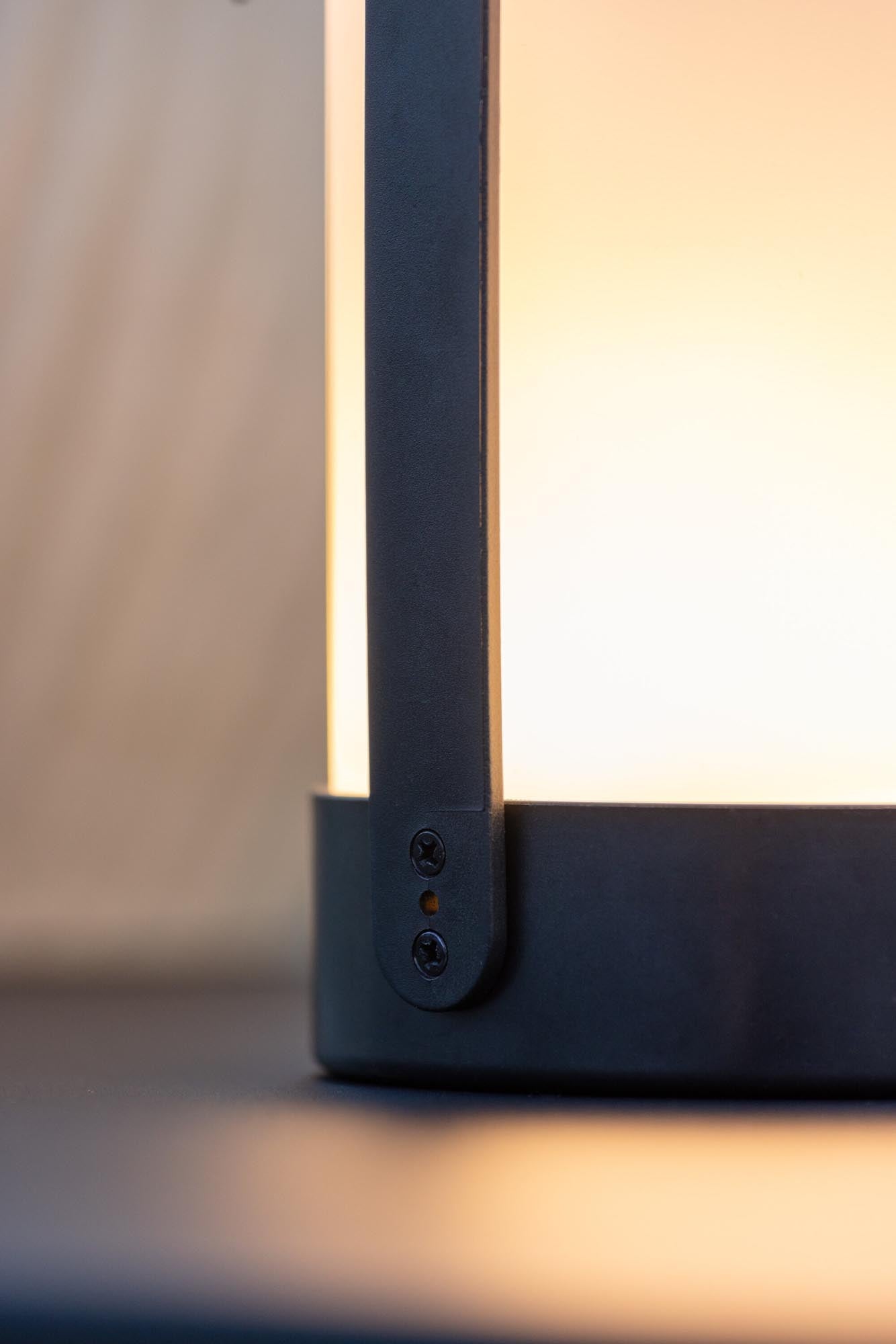 Elegante Fern Tischleuchte: Perfekte Beleuchtung für jeden Raum.