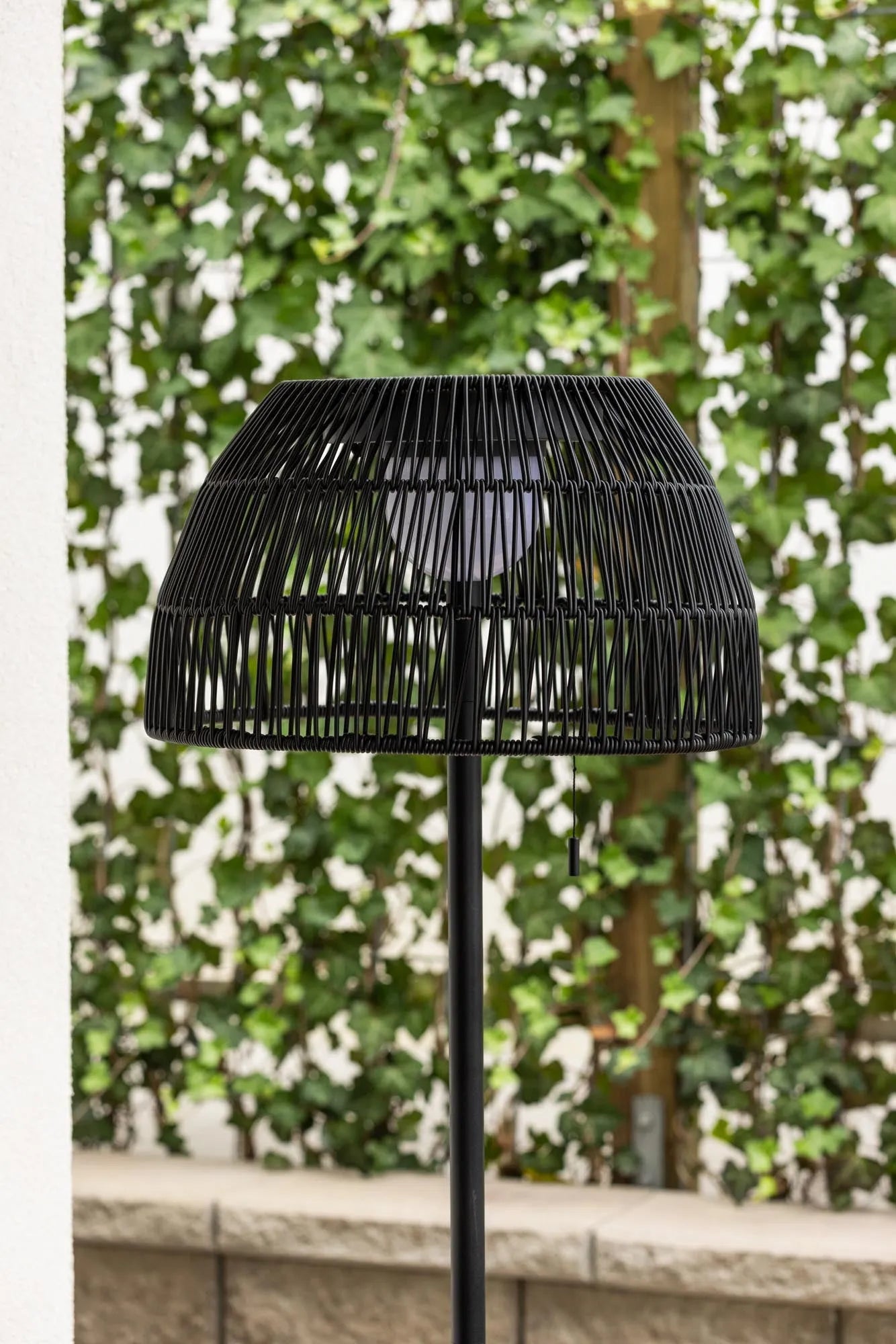Elegante Mabis Stehleuchte: Perfekte Beleuchtung für Ihren Garten.