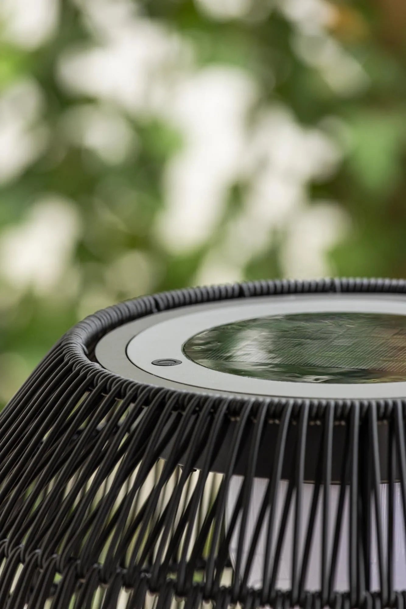 Mabis Stehleuchte: Modernes Design für stimmungsvolle Außenbeleuchtung.