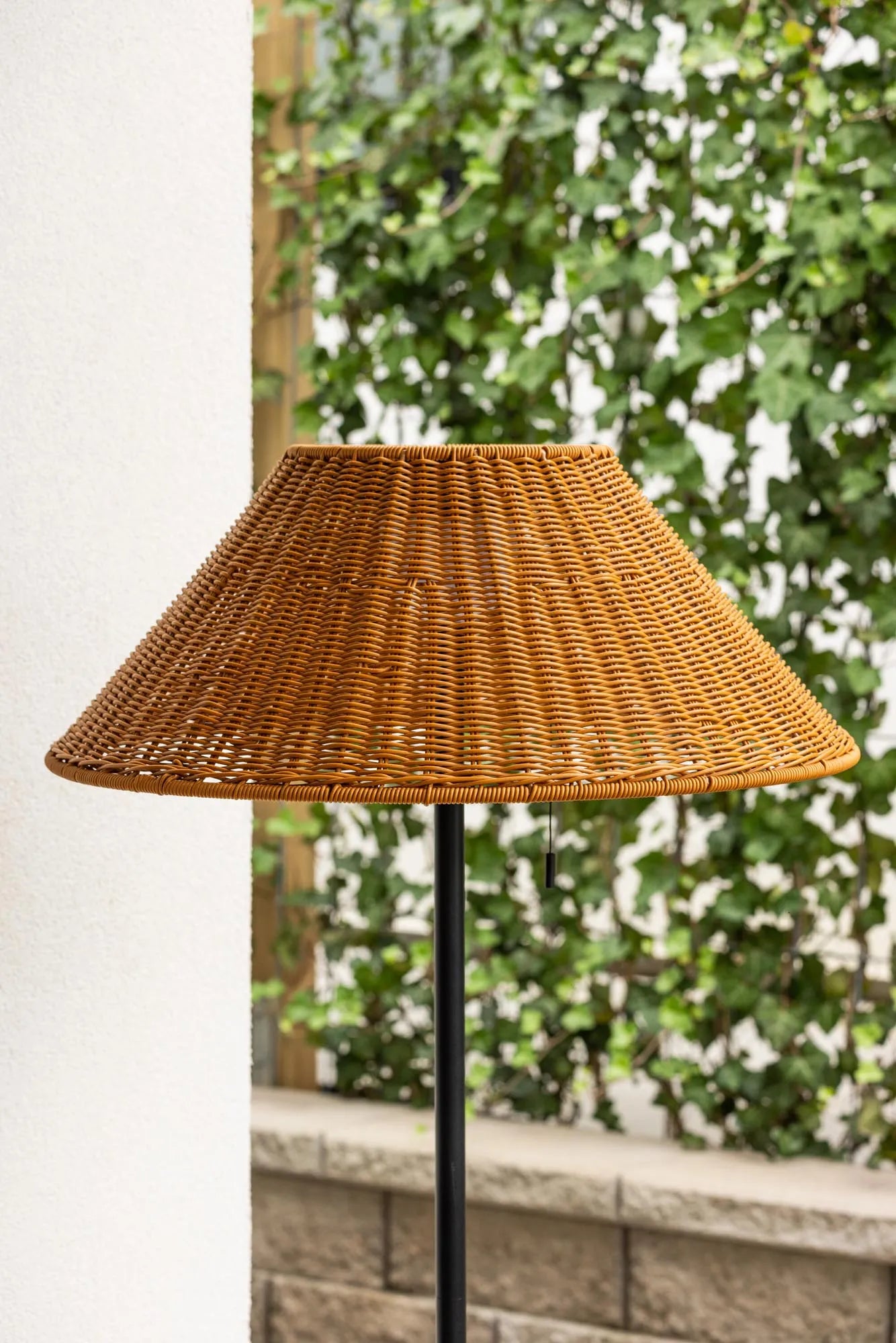Mabis Stehleuchte: Modernes Design für stimmungsvolle Außenbeleuchtung.