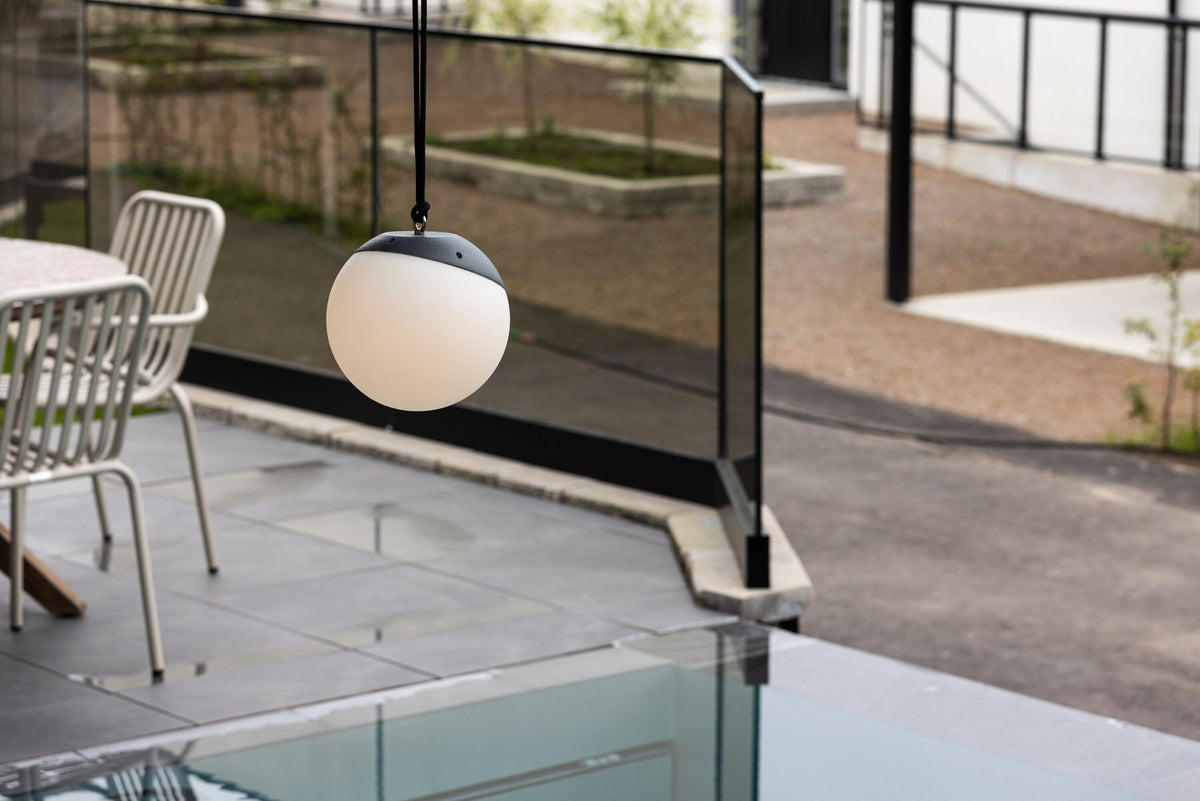 Doris Pendelleuchte in Schwarz-Weiss präsentiert im Onlineshop von KAQTU Design AG. Pendelleuchte ist von Venture Home