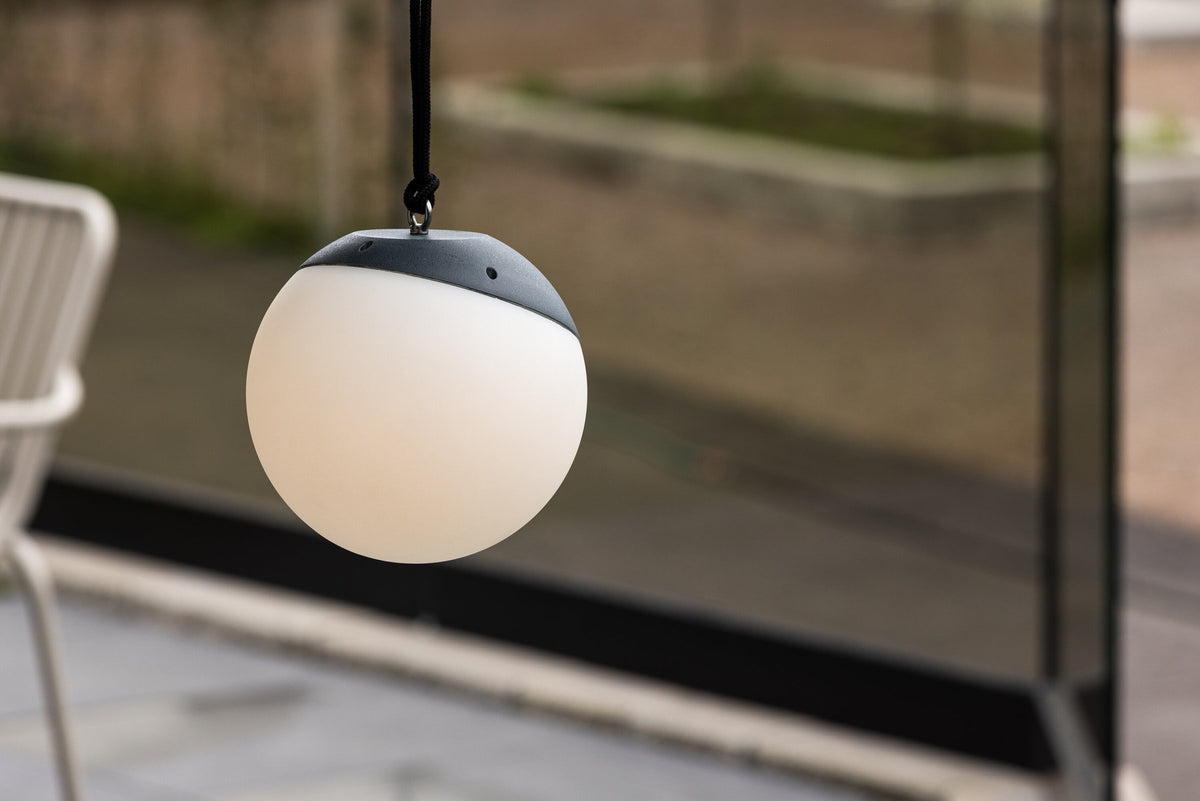 Doris Pendelleuchte in Schwarz-Weiss präsentiert im Onlineshop von KAQTU Design AG. Pendelleuchte ist von Venture Home