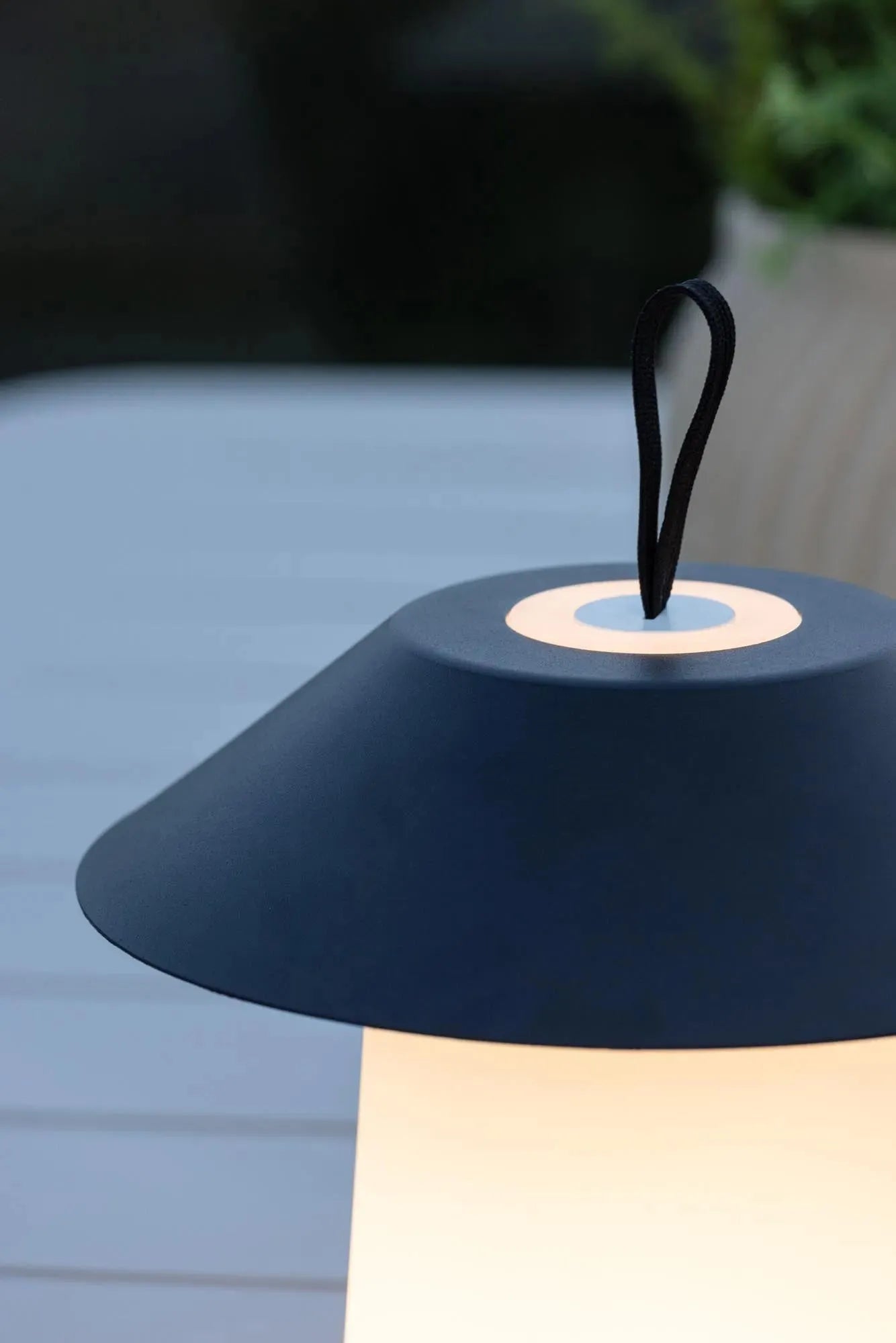 Rubu Tischleuchte: Modernes Design trifft auf funktionale Beleuchtung.