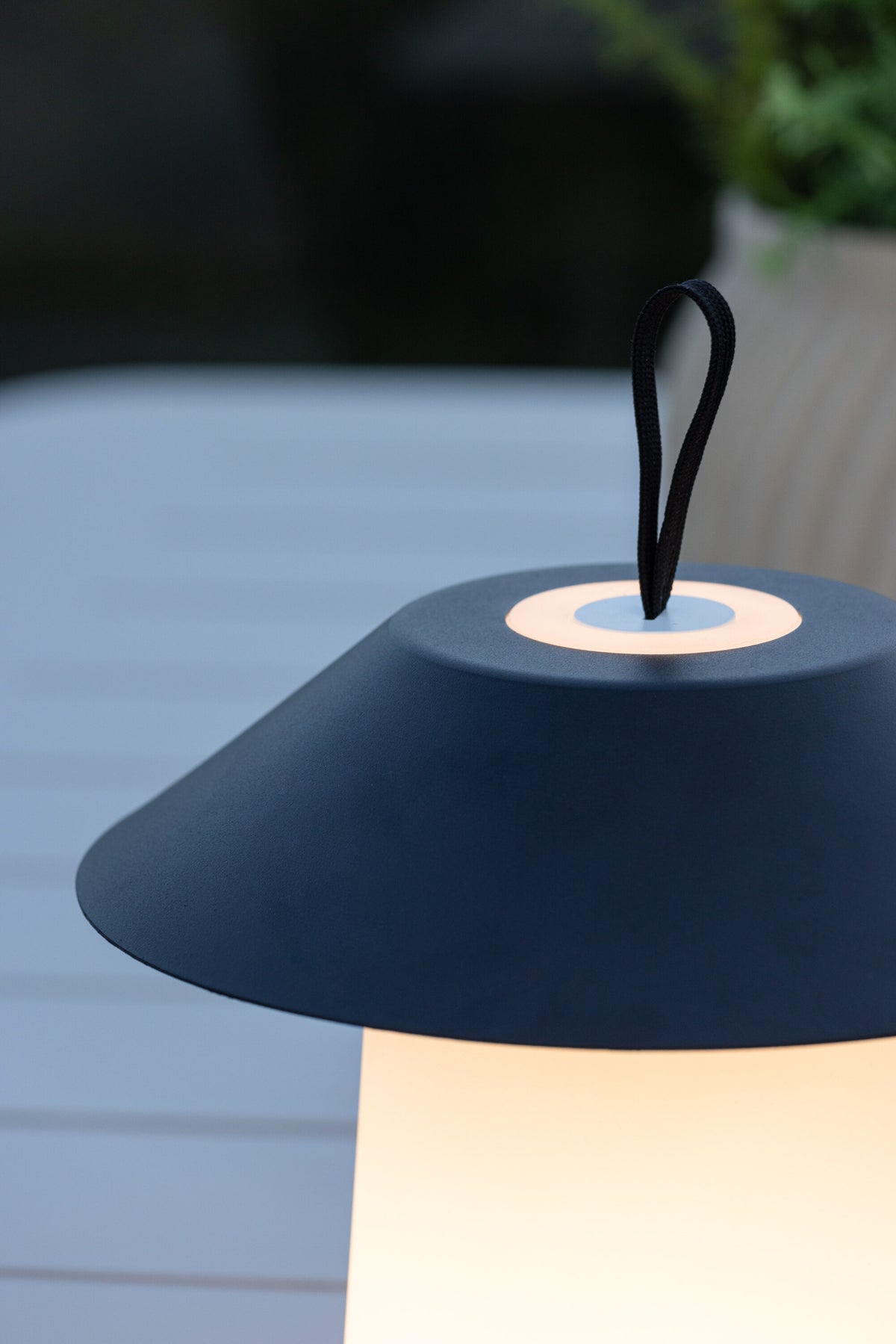 Rubu Tischleuchte in Schwarz-Weiss präsentiert im Onlineshop von KAQTU Design AG. Tischleuchte ist von Venture Home