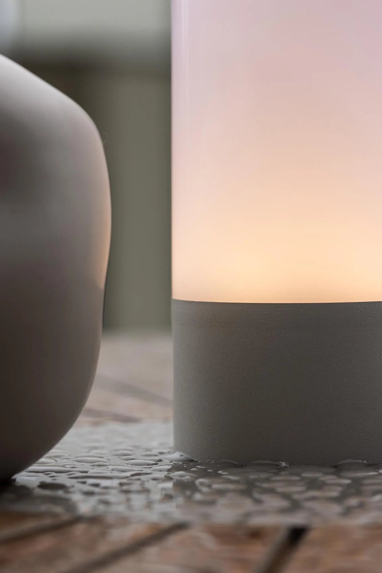 Tubu Tischleuchte: Modernes Design für flexible Außenbeleuchtung.
