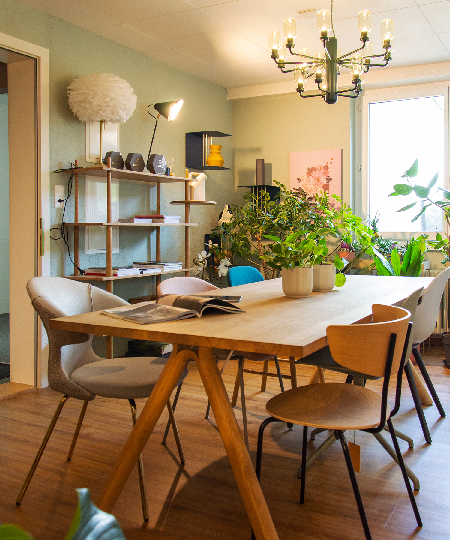 Esszimmer modern eingerichtet mit Mobiliar und modernem Kronleuchter