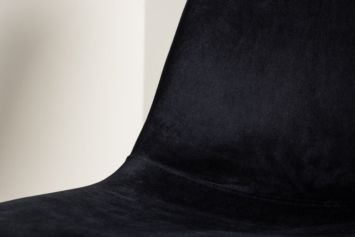 Polar Stuhl von Venture Home mit schwarzem Polyester-Samt-Bezug und schlanken schwarzen Stahlbeinen, runde Silhouette, freigestellt.
