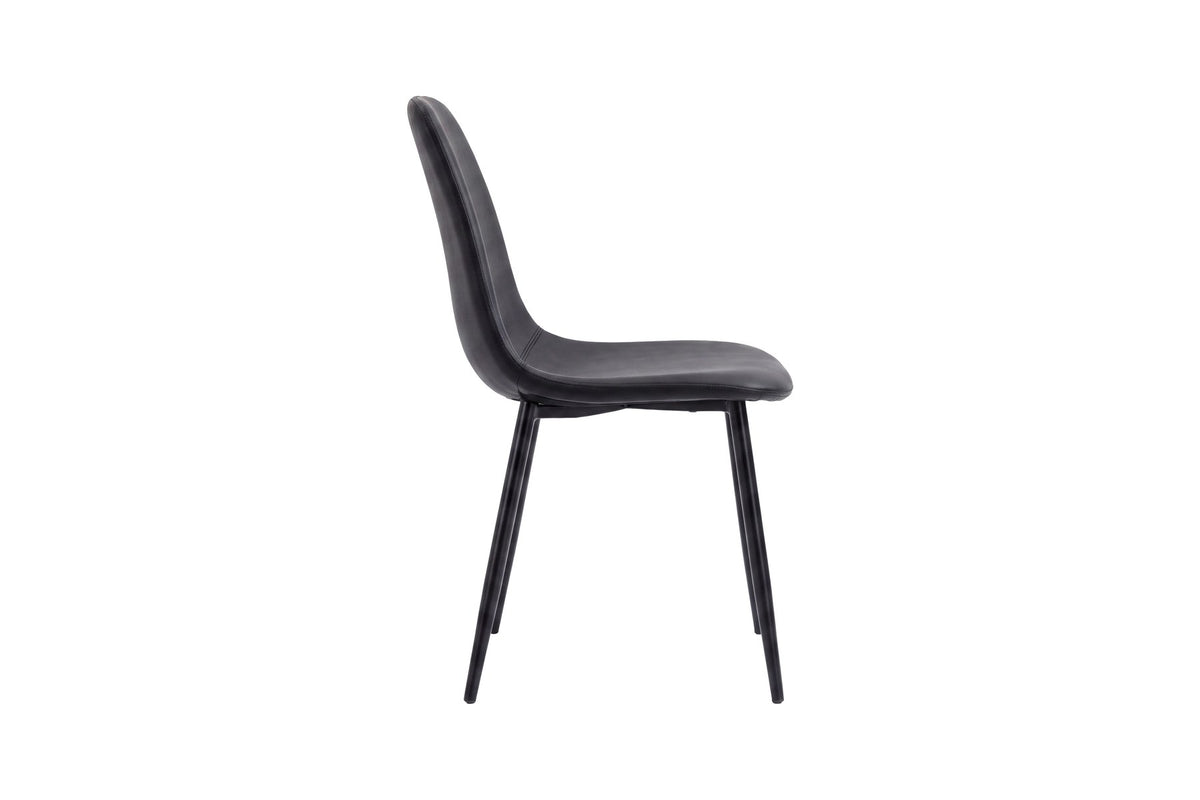Polar Stuhl von Venture Home mit schwarzem Polyester-Samt-Bezug und schlanken schwarzen Stahlbeinen, runde Silhouette, freigestellt.