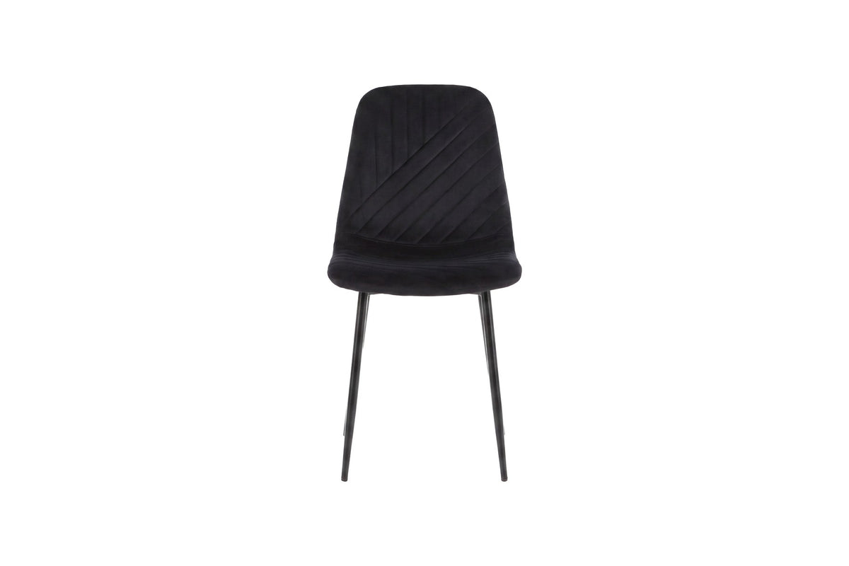 Polar Stuhl von Venture Home mit schwarzem Polyester-Samt-Bezug und schlanken schwarzen Stahlbeinen, runde Silhouette, freigestellt.