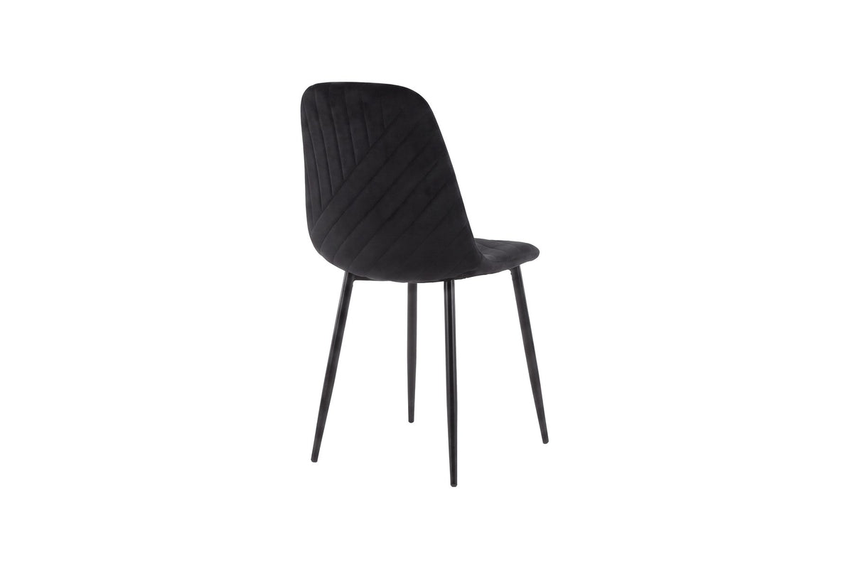 Polar Stuhl von Venture Home mit schwarzem Polyester-Samt-Bezug und schlanken schwarzen Stahlbeinen, runde Silhouette, freigestellt.