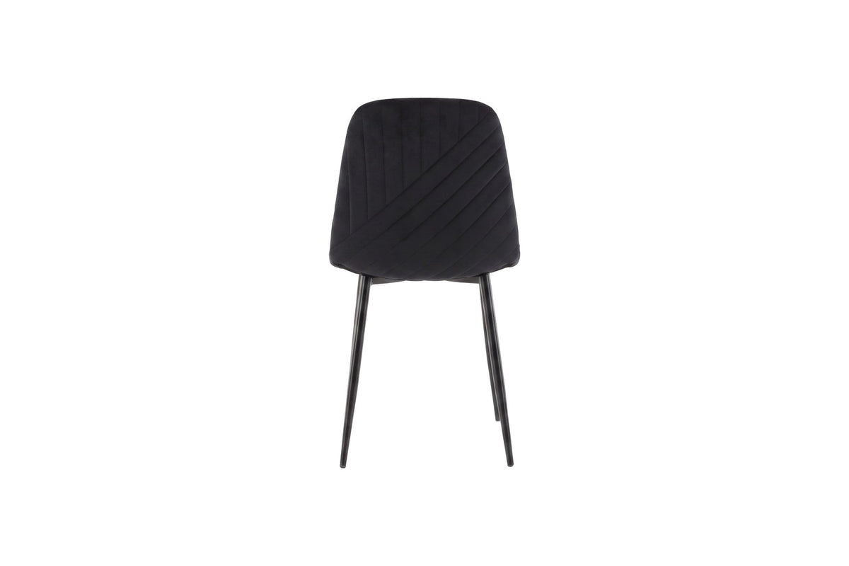 Polar Stuhl von Venture Home mit schwarzem Polyester-Samt-Bezug und schlanken schwarzen Stahlbeinen, runde Silhouette, freigestellt.