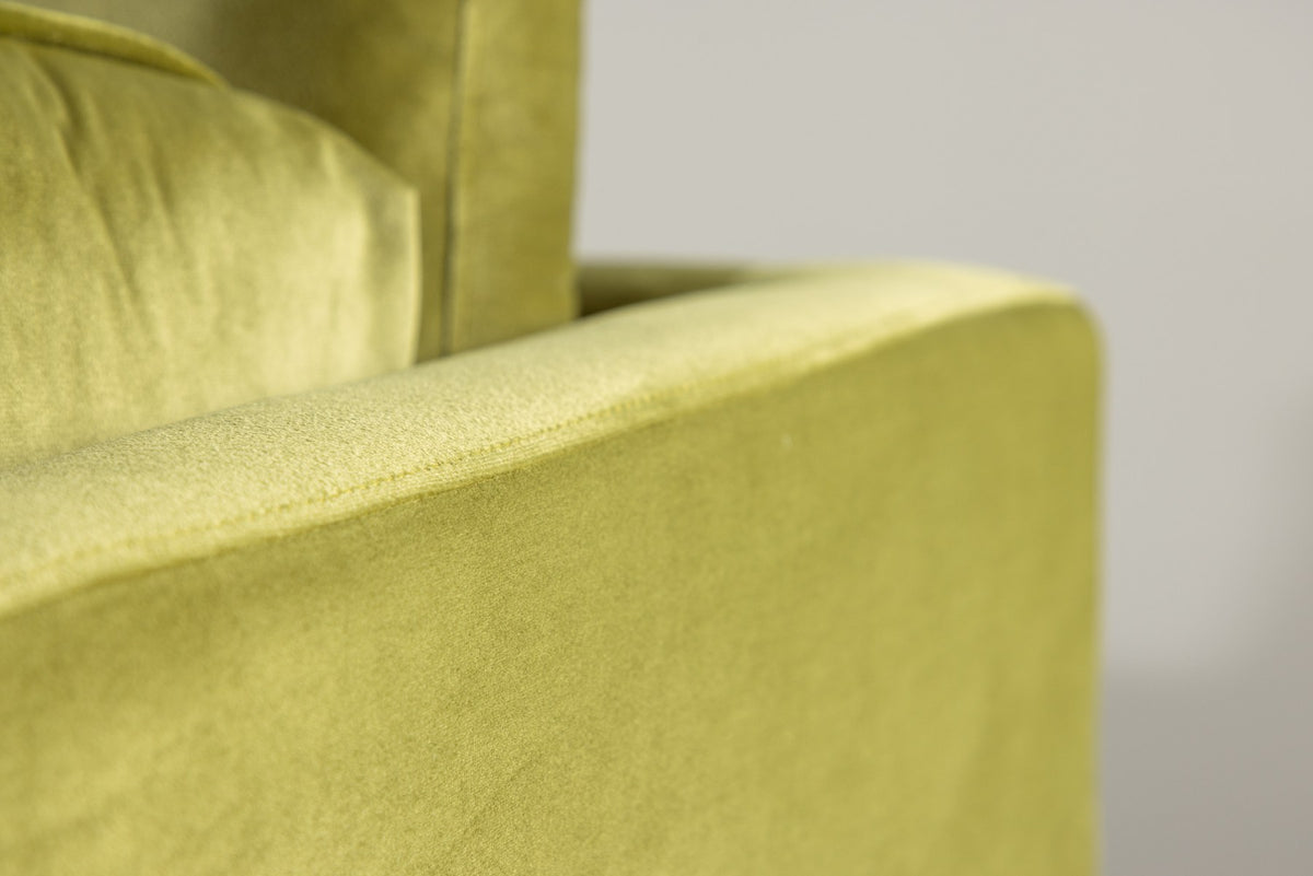 Schwarzes 3er Sofa Boom von Venture Home mit Polyester-Samtbezug, sechs losen Kissen und goldfarbenen Stahlbeinen, freigestellt.