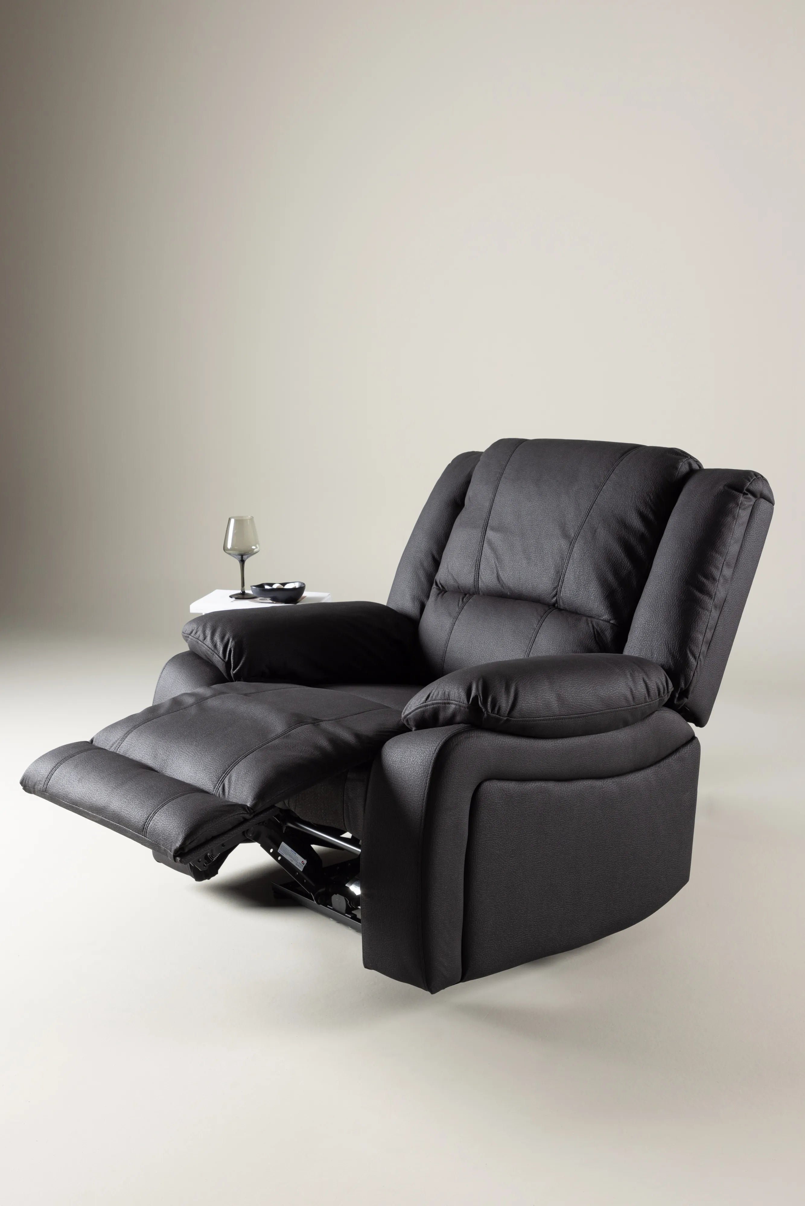Liegestuhl in Schwarz präsentiert im Onlineshop von KAQTU Design AG. Gartenstuhl mit Armlehnen ist von Venture Home