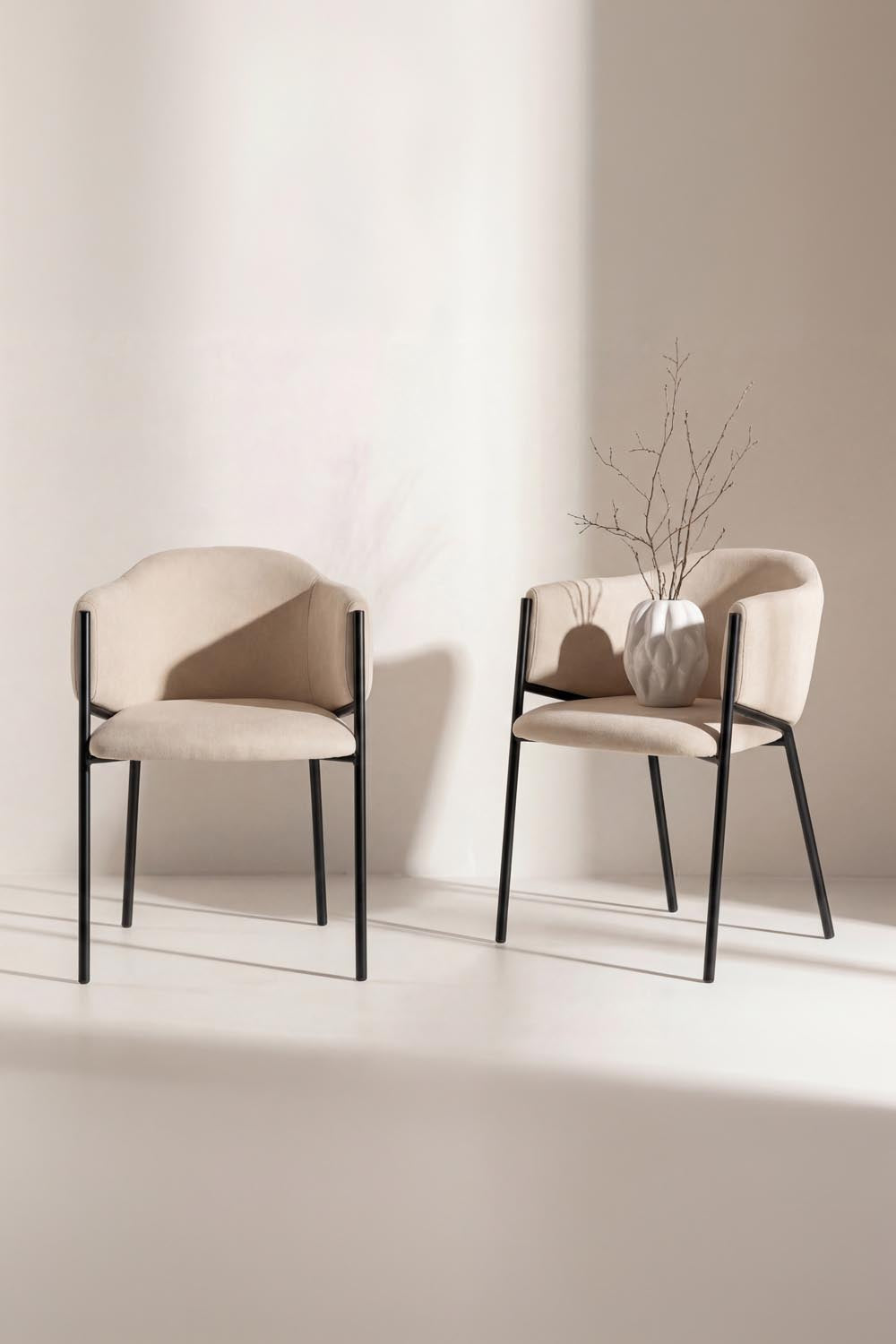 Evelina Esszimmerstuhl in Beige präsentiert im Onlineshop von KAQTU Design AG. Stuhl mit Armlehne ist von Venture Home