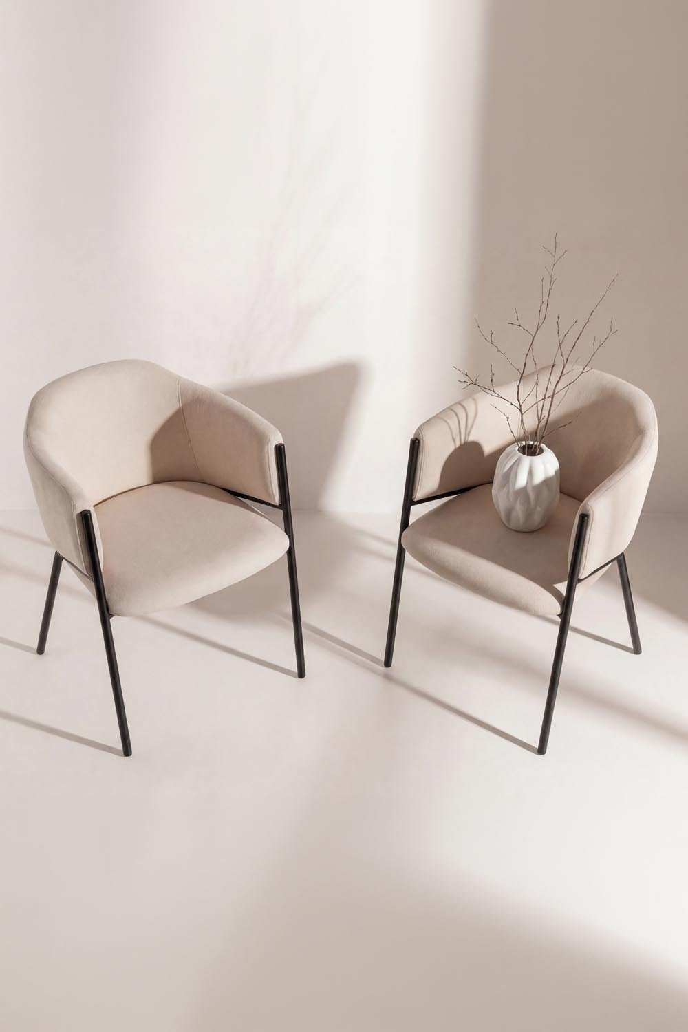 Evelina Esszimmerstuhl in Beige präsentiert im Onlineshop von KAQTU Design AG. Stuhl mit Armlehne ist von Venture Home
