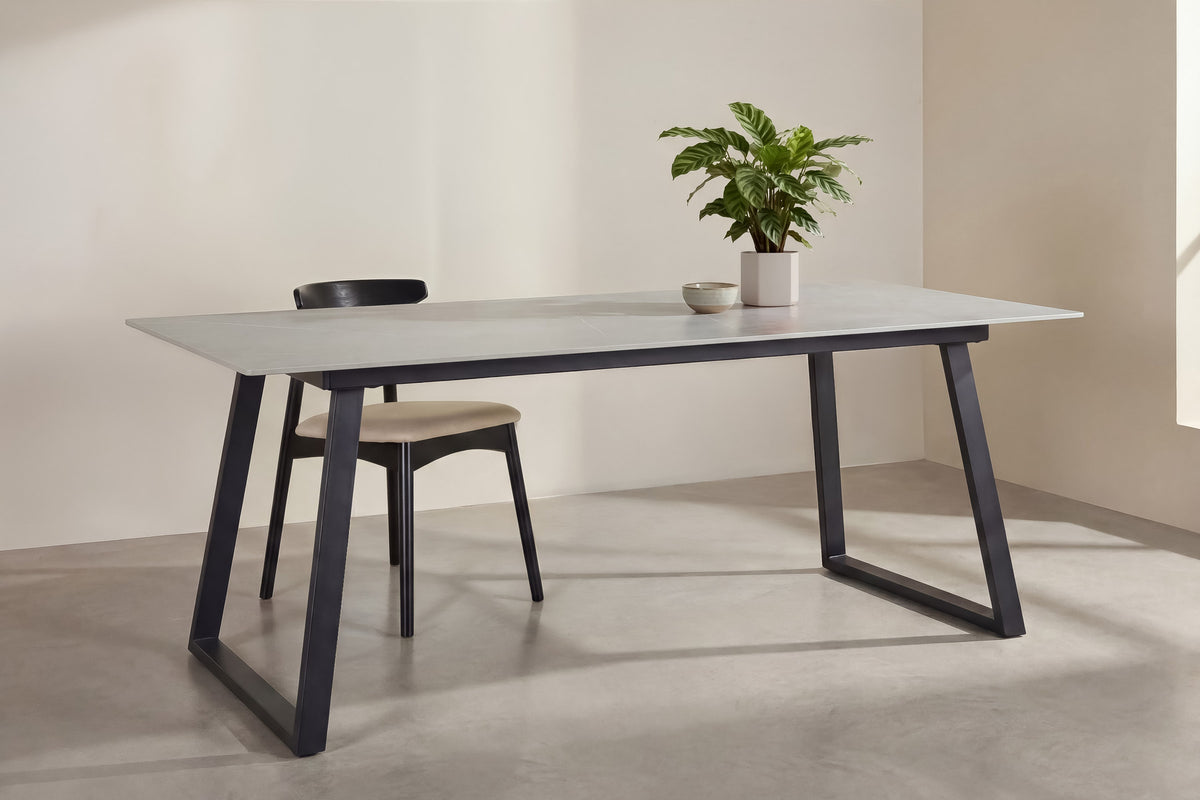 Estelle Rechteckiger Esstisch in Dunkelgrau präsentiert im Onlineshop von KAQTU Design AG. Esstisch ist von Venture Home