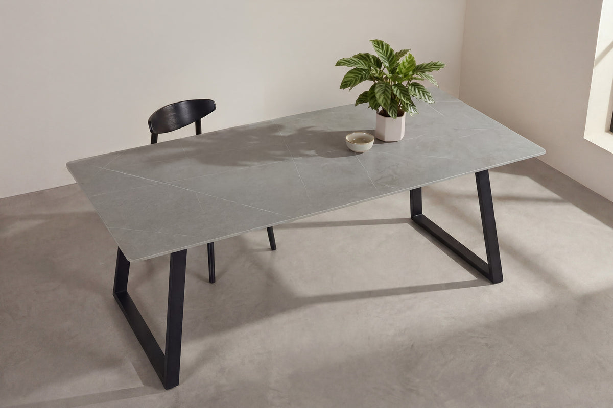 Estelle Rechteckiger Esstisch in Dunkelgrau präsentiert im Onlineshop von KAQTU Design AG. Esstisch ist von Venture Home