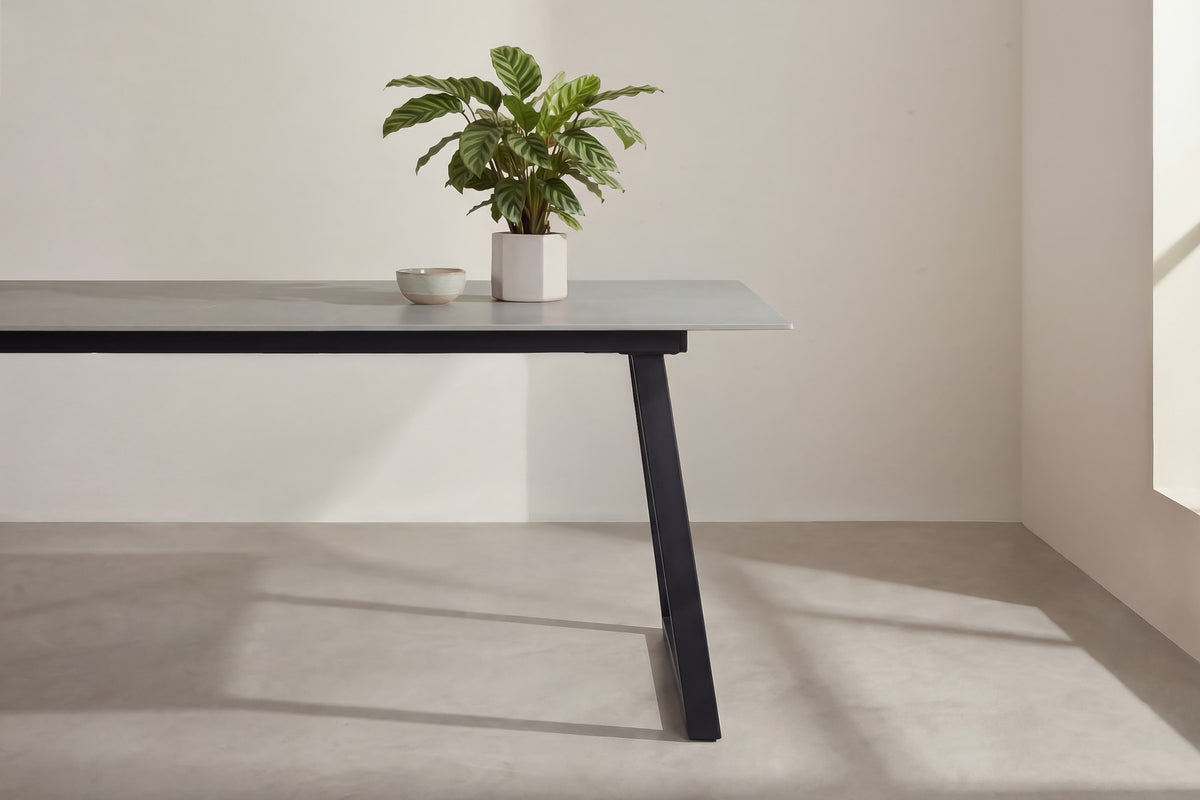Estelle Rechteckiger Esstisch in Dunkelgrau präsentiert im Onlineshop von KAQTU Design AG. Esstisch ist von Venture Home