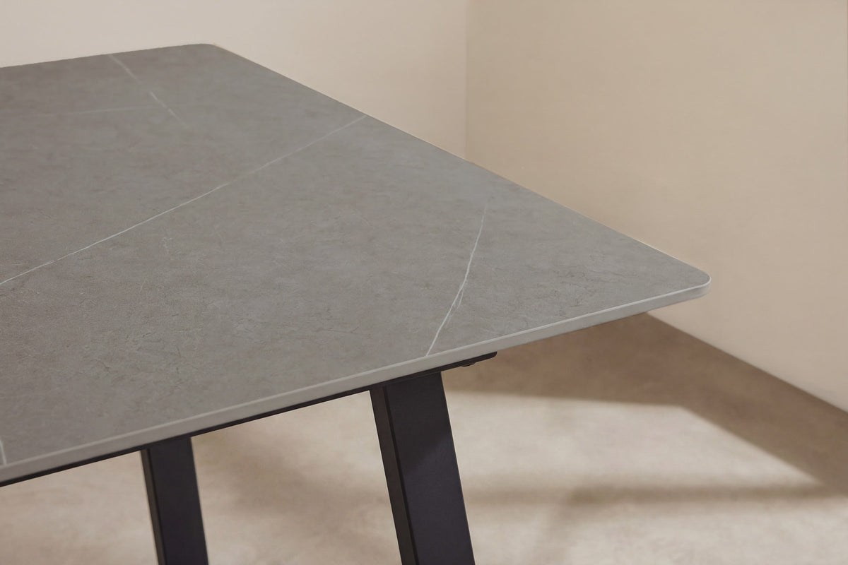 Estelle Rechteckiger Esstisch in Dunkelgrau präsentiert im Onlineshop von KAQTU Design AG. Esstisch ist von Venture Home
