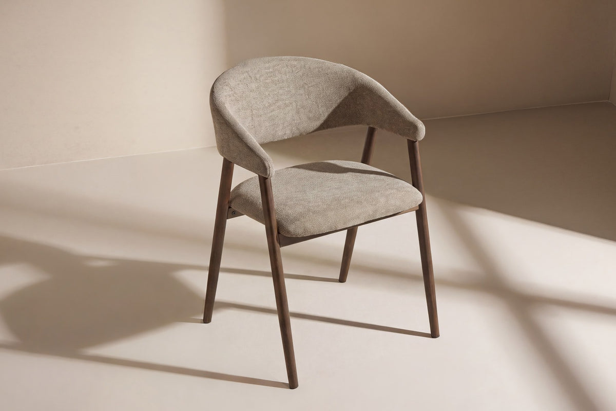 Zwei Esszimmerstühle Paulda in Mokka mit Polyester-Leinen-Bezug, abgerundeter Rückenlehne und Stahlbeinen in Räuchereiche-Holzoptik.