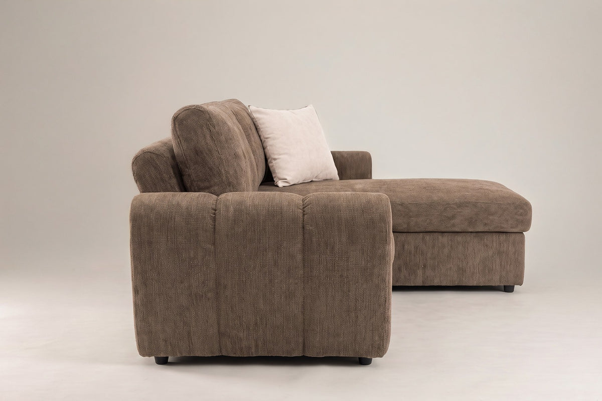 Braunes Bettsofa Teo von Venture Home mit Polyesterbezug, schwarzen Beinen und ausklappbarer Chaiselongue, freistehend im Wohnraum fotografiert.