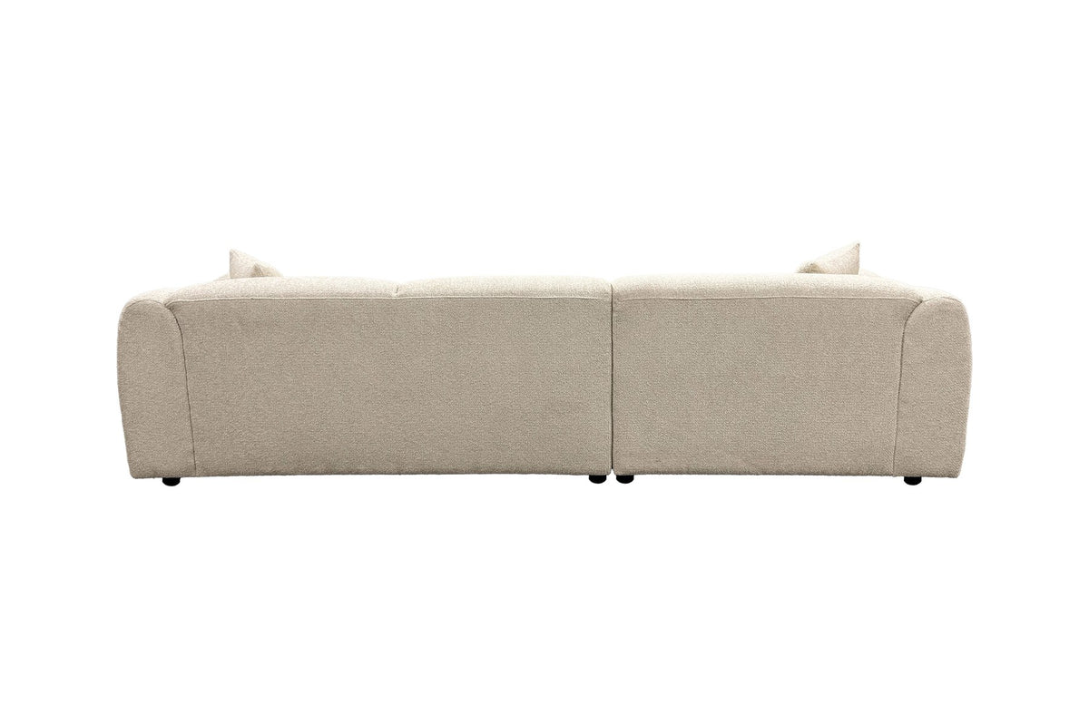 Beiges Chaiselongue-Sofa mit L-Form, Polyester-Bezug, schwarzen Holzbeinen und rechtsseitiger Chaiselongue, freigestellt fotografiert.