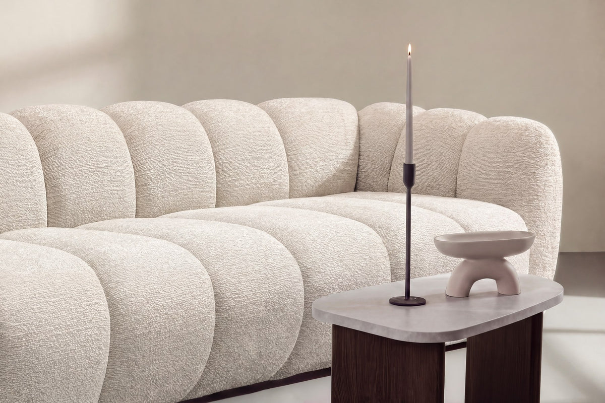 Beiges 3-Sitzer-Sofa Bobo von Venture Home mit Eukalyptus-Polyester-Bezug und schwarzen Gummibaumholz-Beinen, klare gerade Linien.