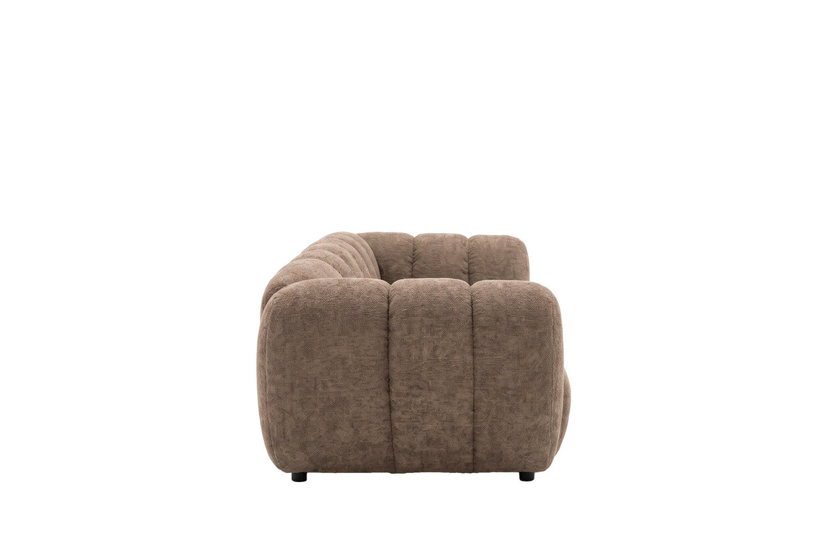 Braunes 3-Sitzer-Sofa Bobo von Venture Home mit Polyester-Bezug, schwarzen Gummibaumholz-Beinen und geraden, klaren Linien.