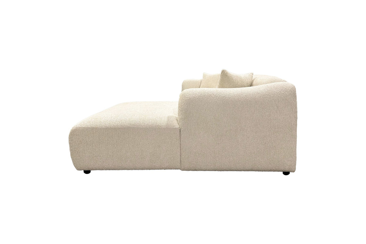 Beiges Chaiselongue-Sofa mit L-Form, Polyester-Bezug, schwarzen Holzbeinen und rechtsseitiger Chaiselongue, freigestellt fotografiert.