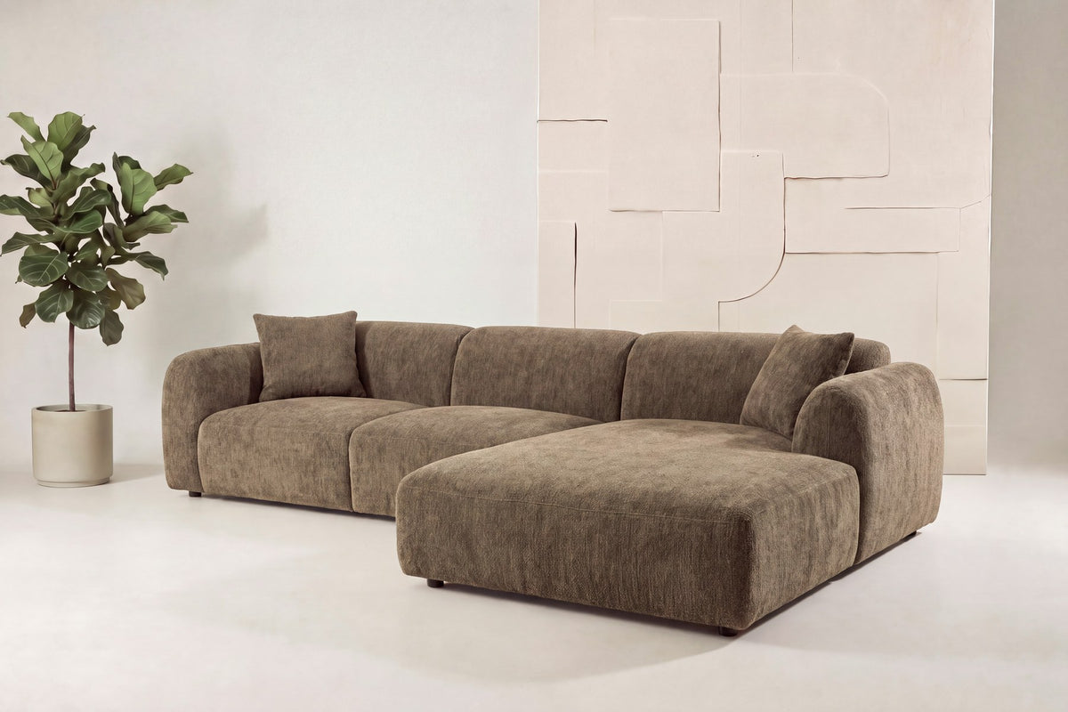 Braunes L-Sofa Leia mit Chaiselongue rechts von Venture Home, Bezug aus Eukalyptus und Polyester, schwarze Holzbeine, skandinavisches Design.