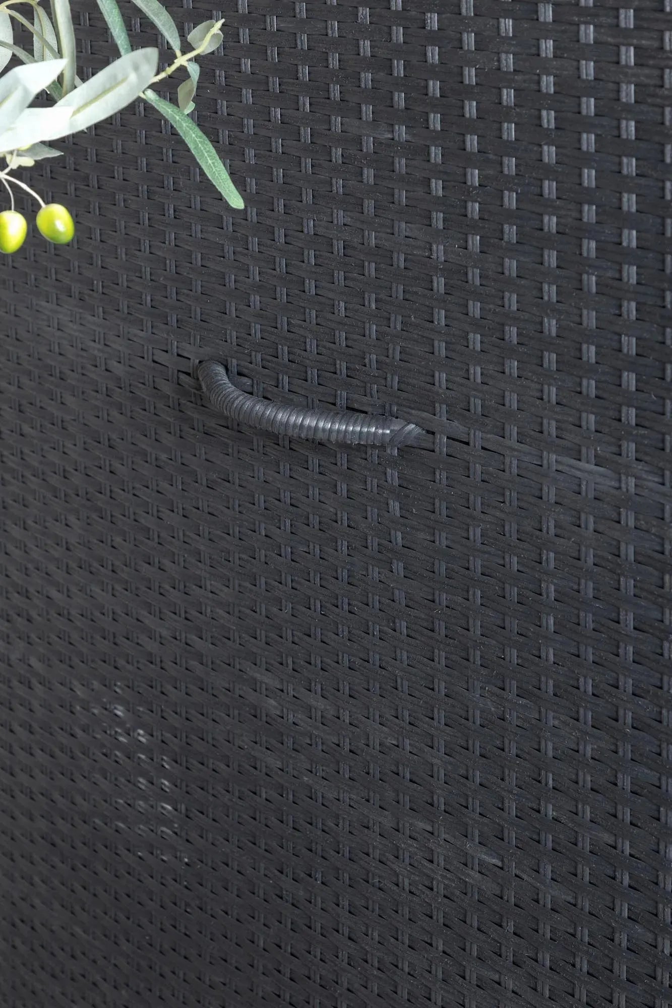 Robuste und stilvolle Kissenbox von Venture Home, ideal für die Aufbewahrung im Garten oder auf der Terrasse.